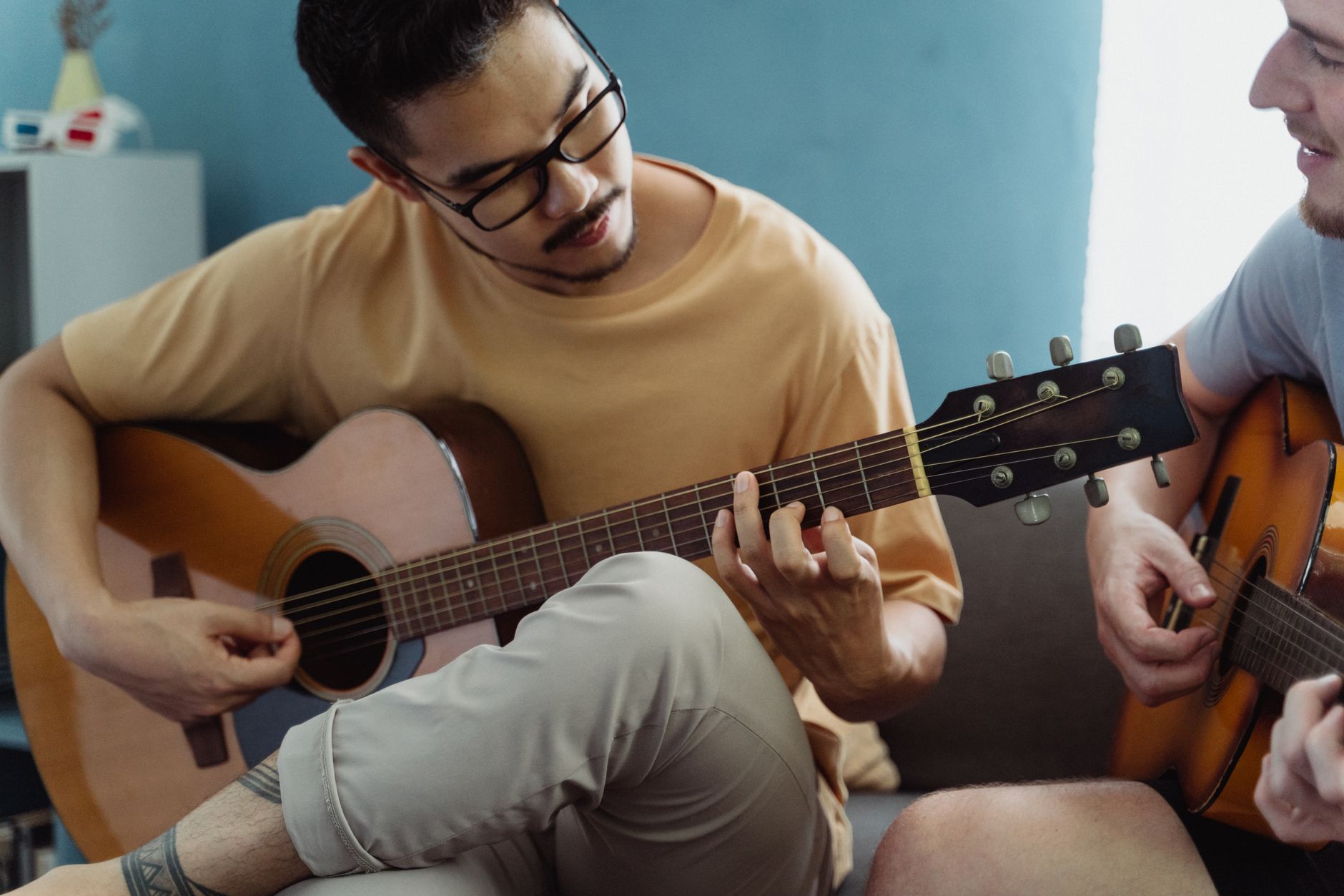 guitarist practicing at home (Photo: Ketut Subiyanto / Pexels)