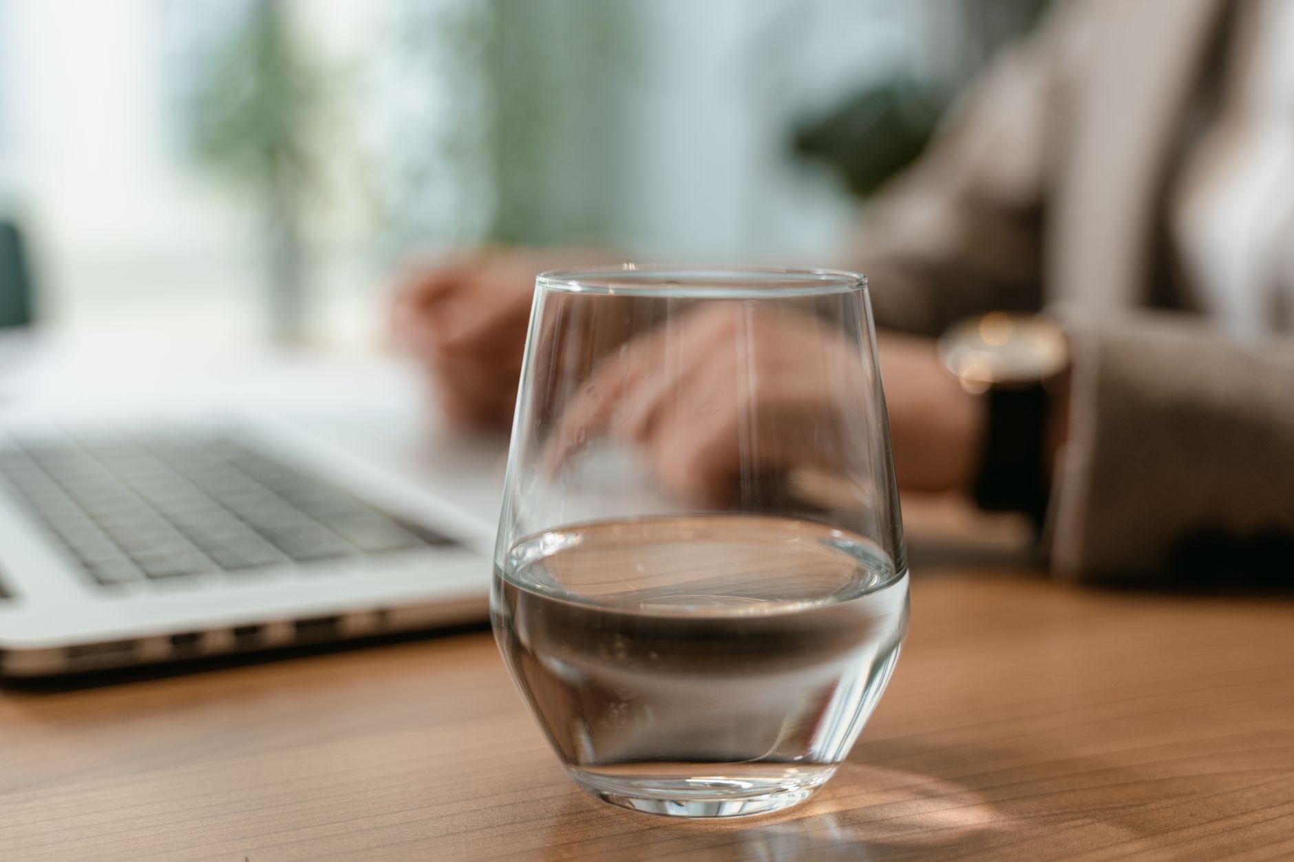 glass of water desk (Photo: MART  PRODUCTION / Pexels)