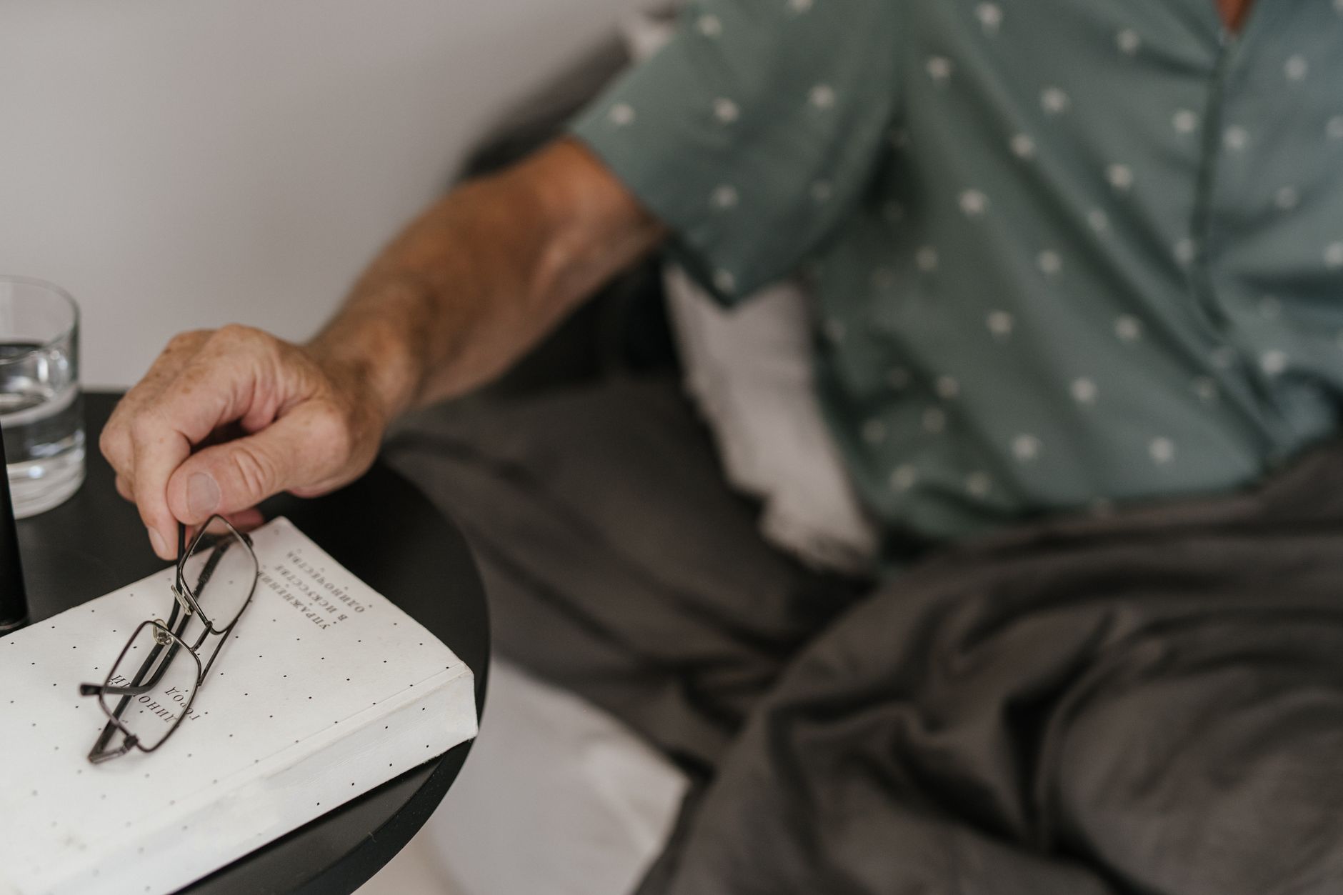 glass of water bedside (Photo: SHVETS production / Pexels)