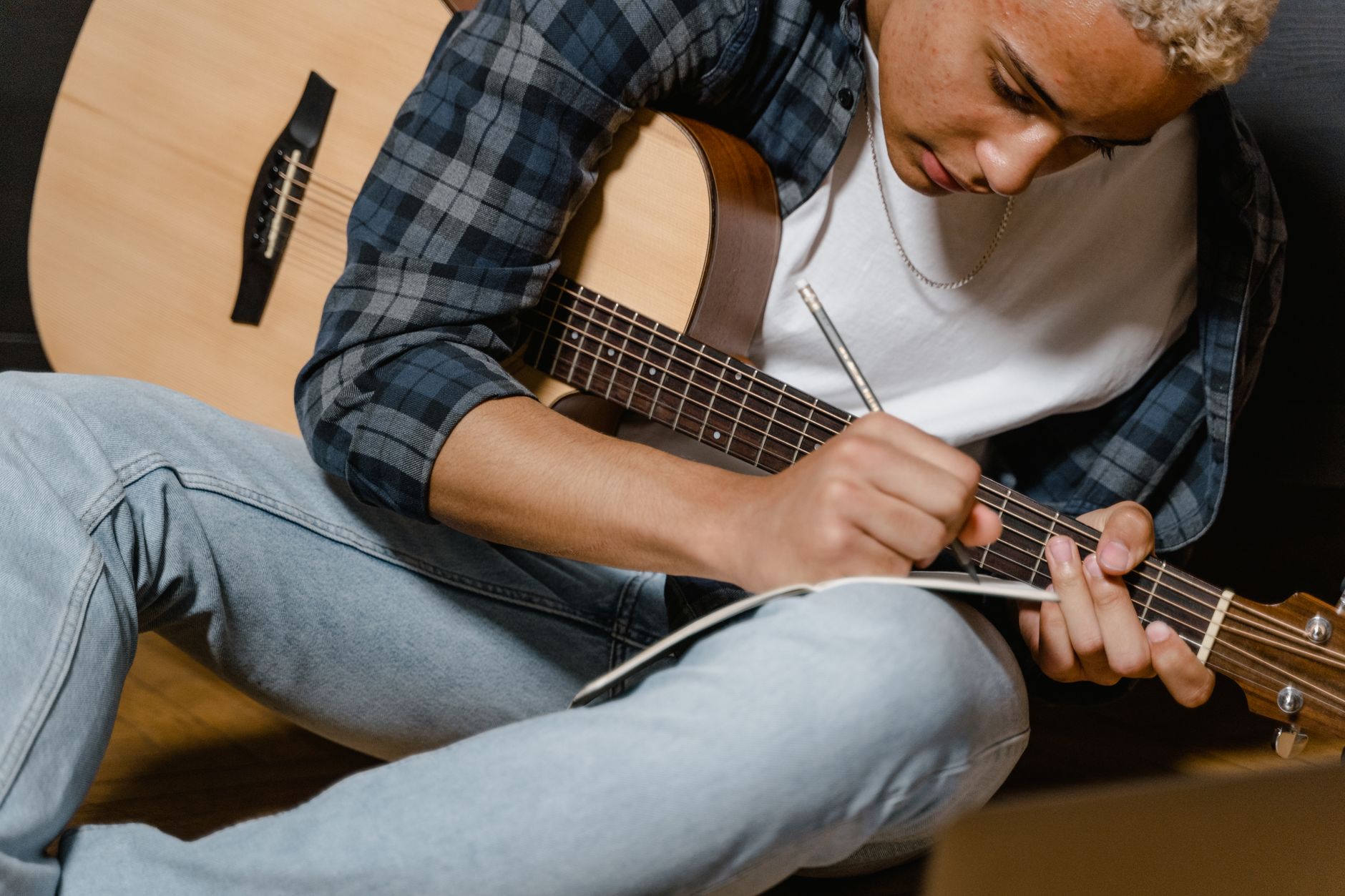 songwriter guitar notebook desk (Photo: MART  PRODUCTION / Pexels)