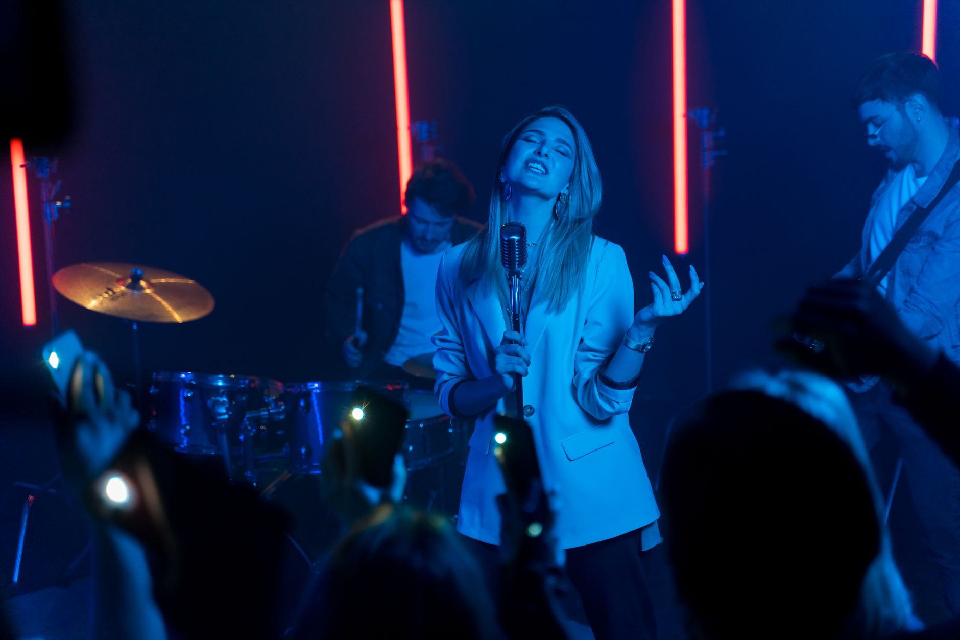 singer performing stage lights (Photo: AI25.Studio AI GENERATIVE / Pexels)