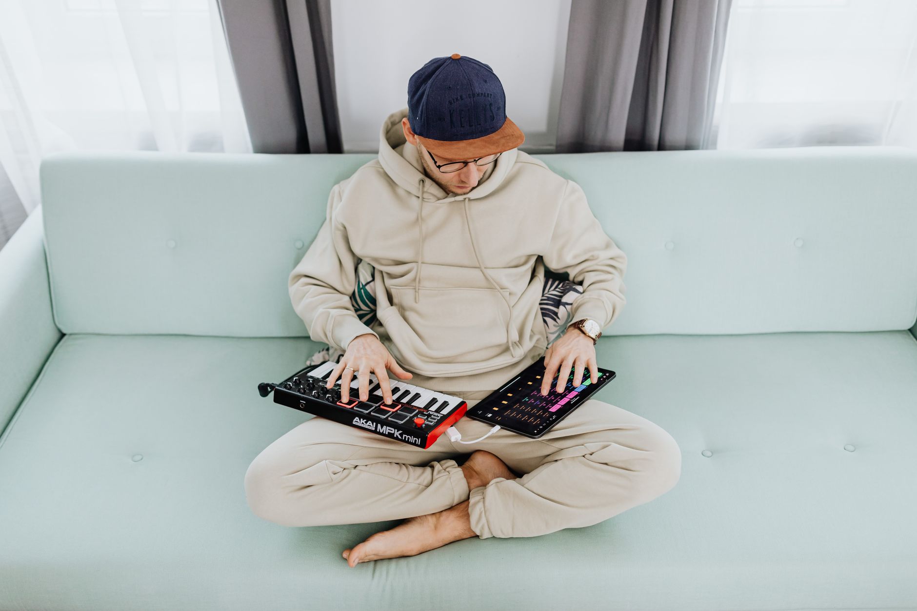 laptop midi controller desk (Photo: https://kaboompics.com/ / Pexels)