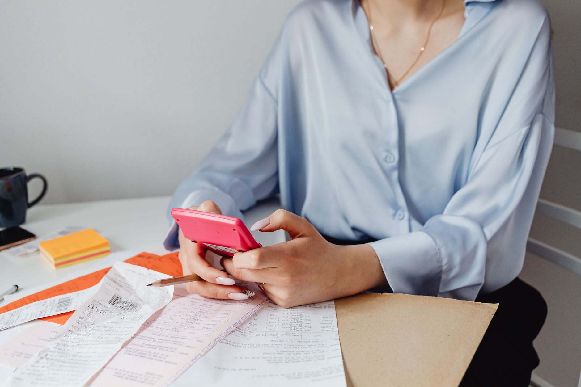 calculator receipt desk hands (Photo: https://kaboompics.com/ / Pexels)