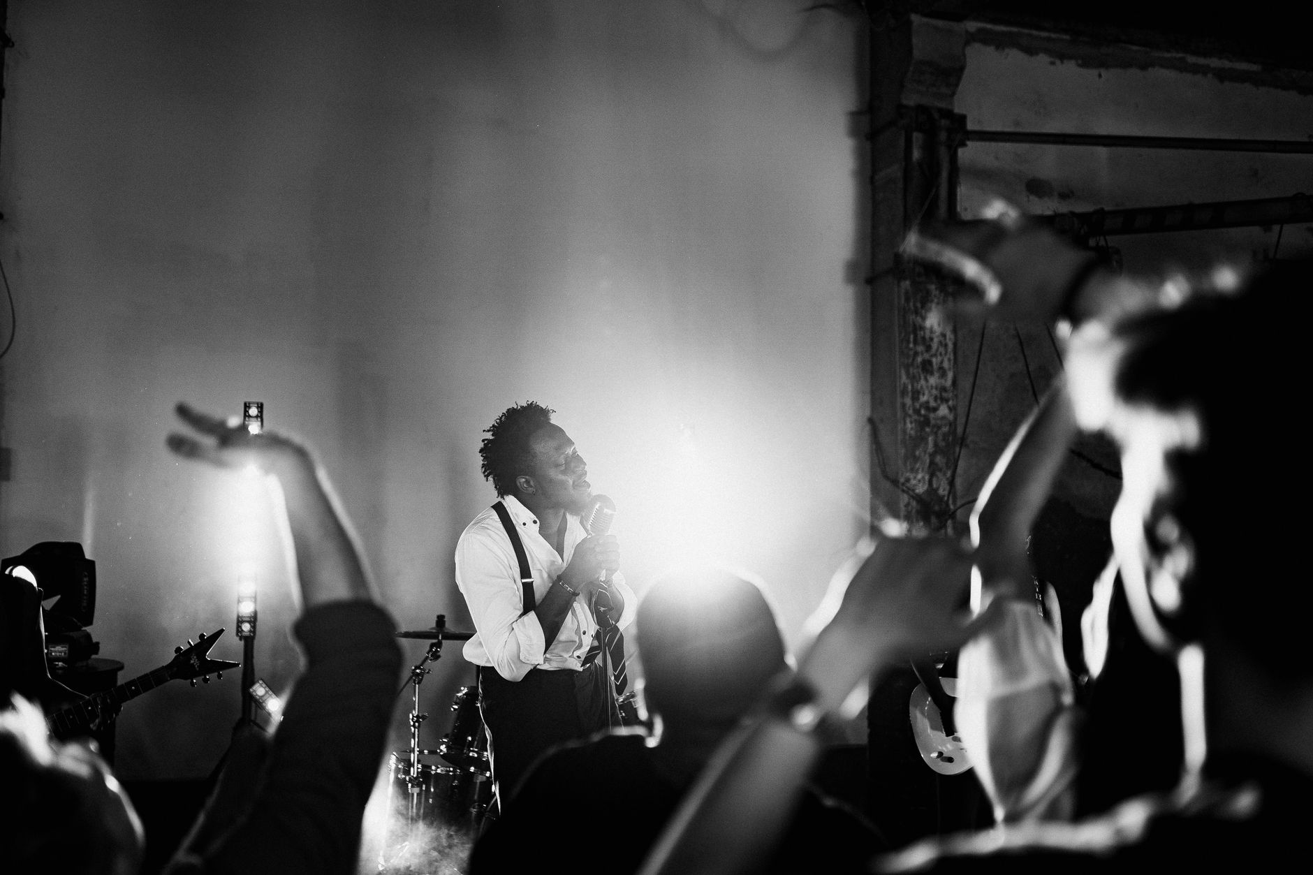 musician talking microphone stage (Photo: Yan Krukau / Pexels)