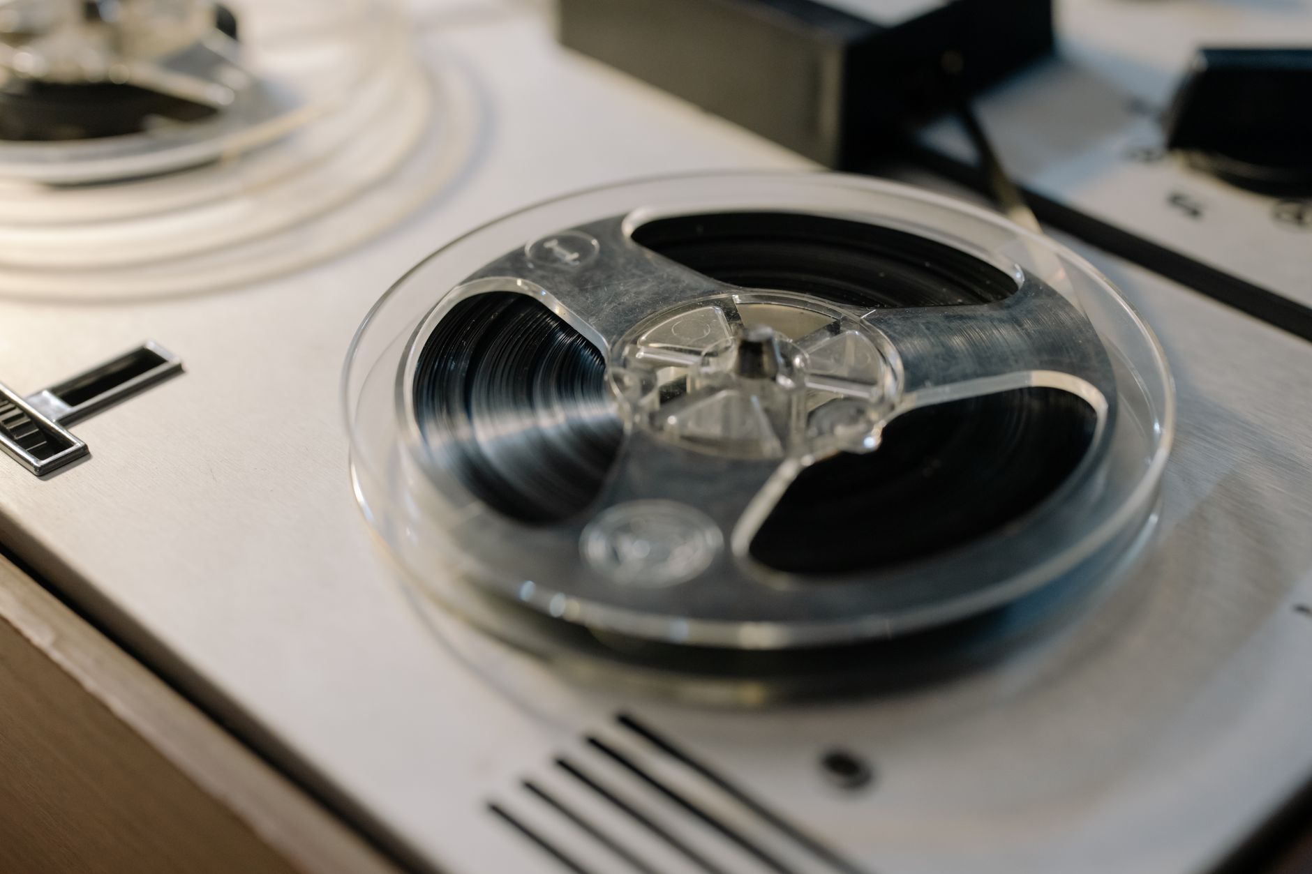 vintage tape echo machine (Photo: cottonbro studio / Pexels)