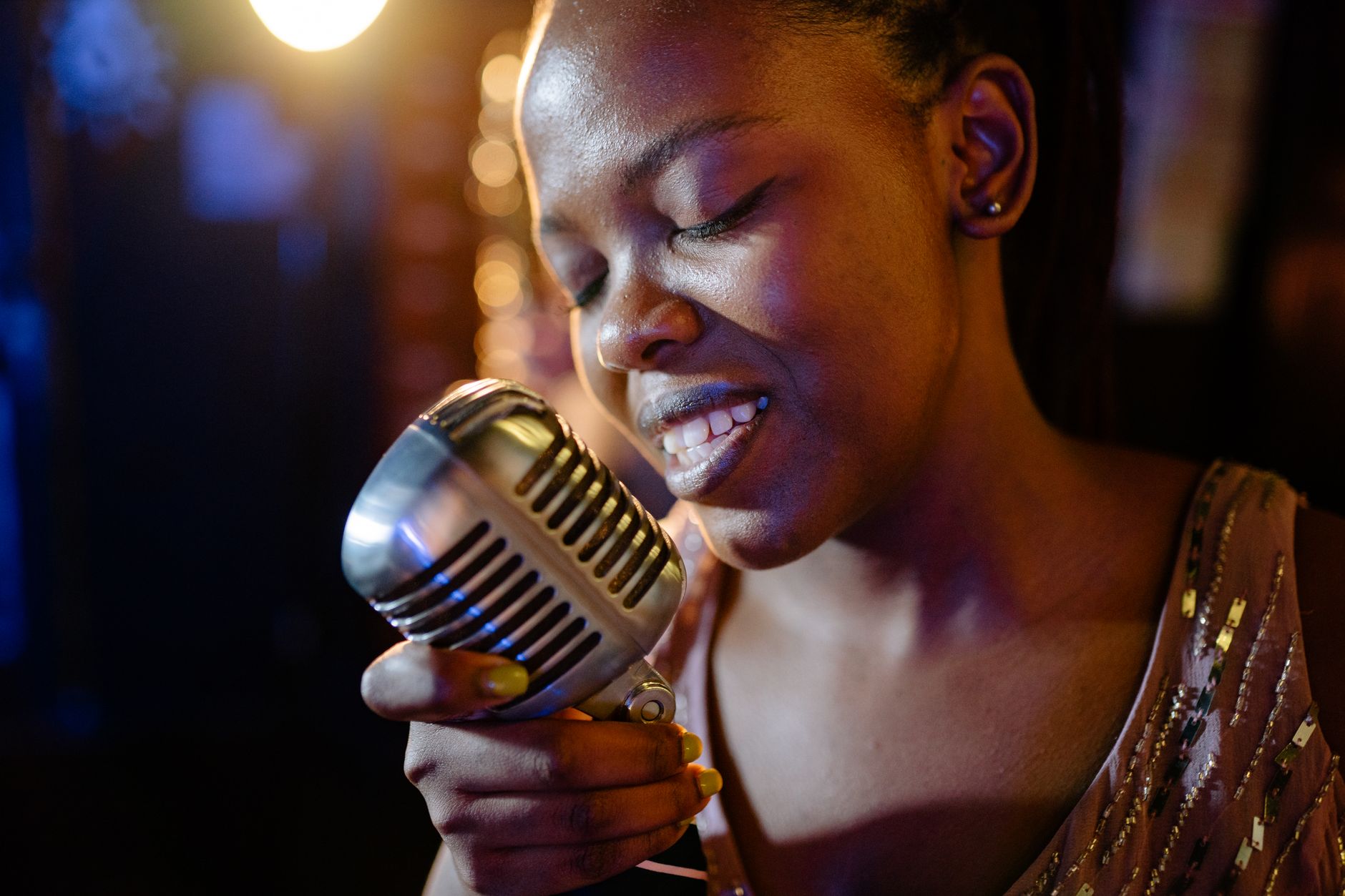 singer warming up microphone (Photo: Yan Krukau / Pexels)