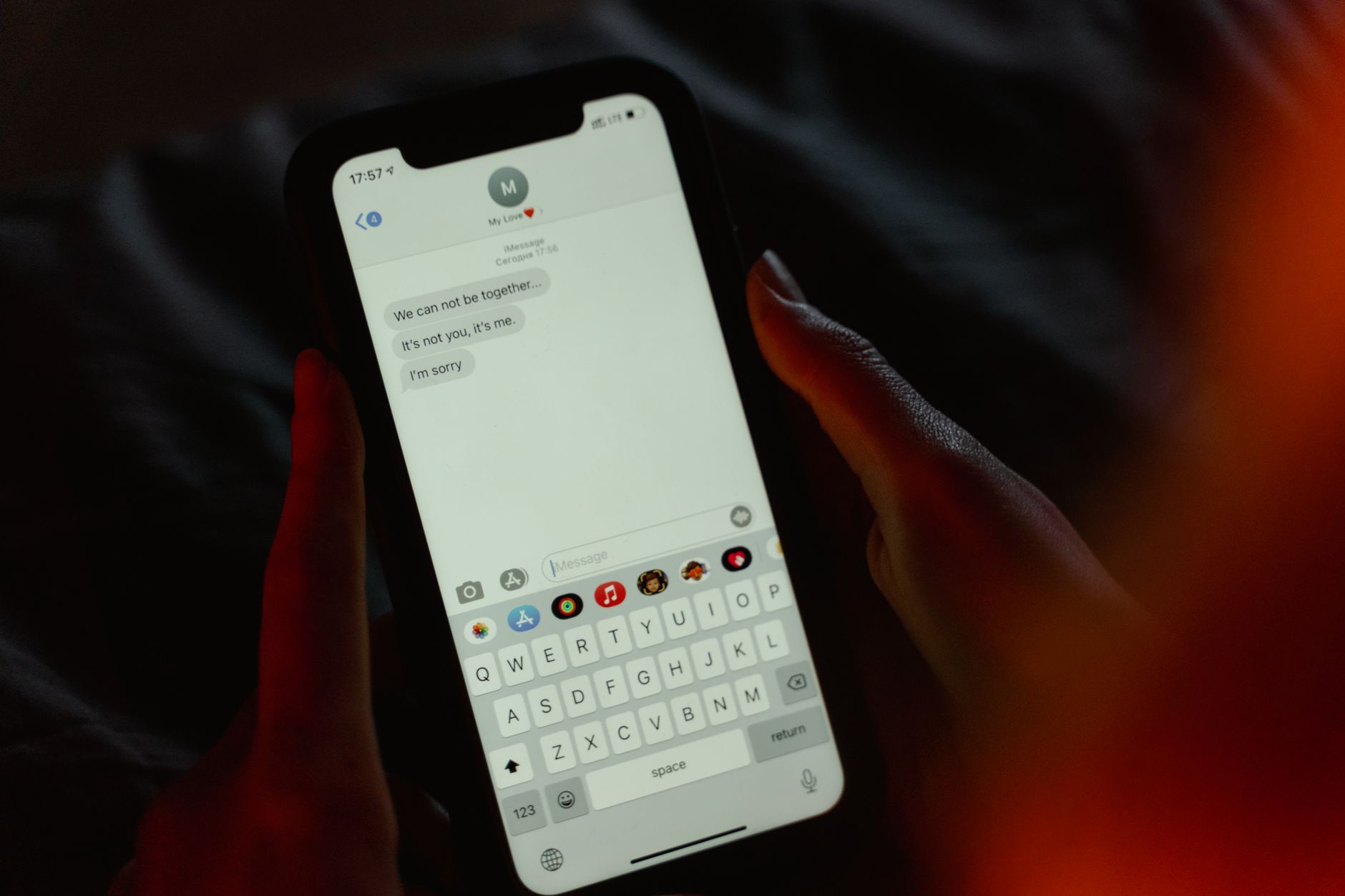 hands texting phone night (Photo: MART  PRODUCTION / Pexels)