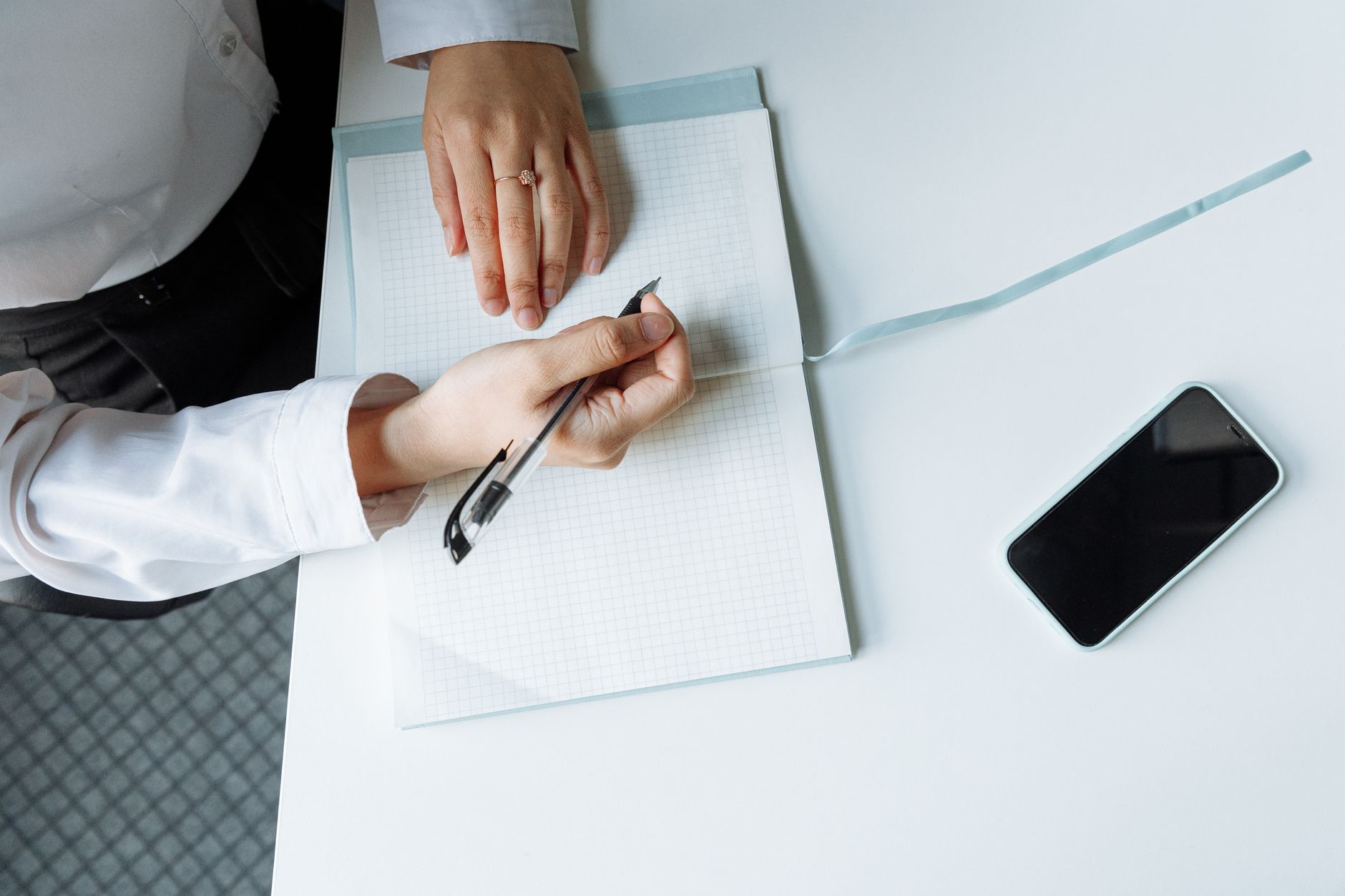 recording phone notebook progress (Photo: Thirdman / Pexels)