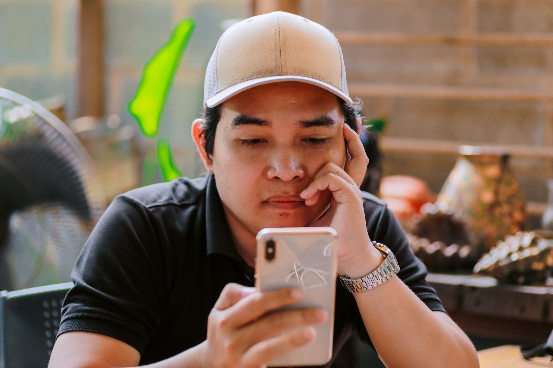 musician thinking with phone (Photo: 🇻🇳🇻🇳Nguyễn Tiến Thịnh 🇻🇳🇻🇳 / Pexels)