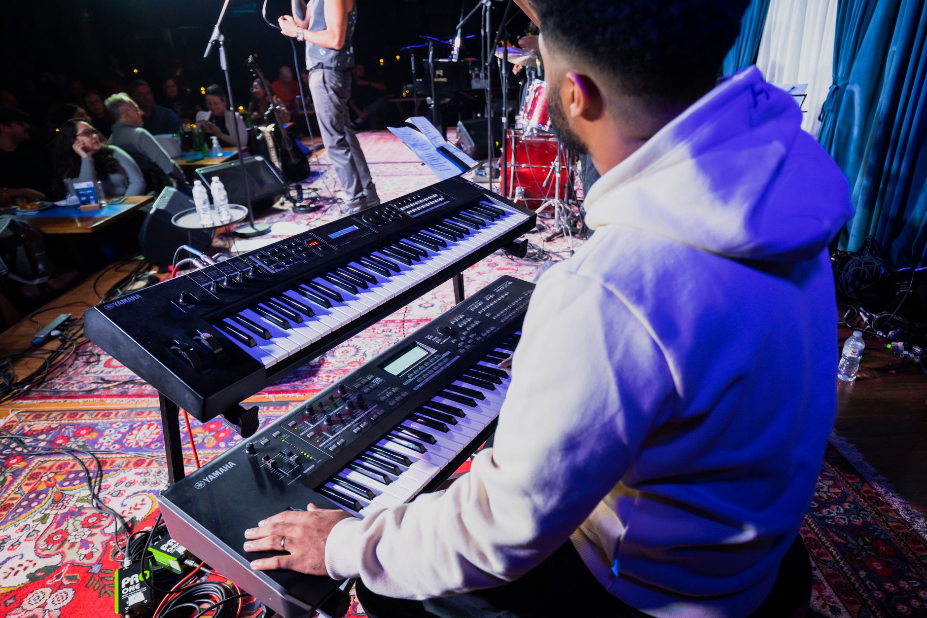 keyboardist playing live stage (Photo: Matheus Bertelli / Pexels)