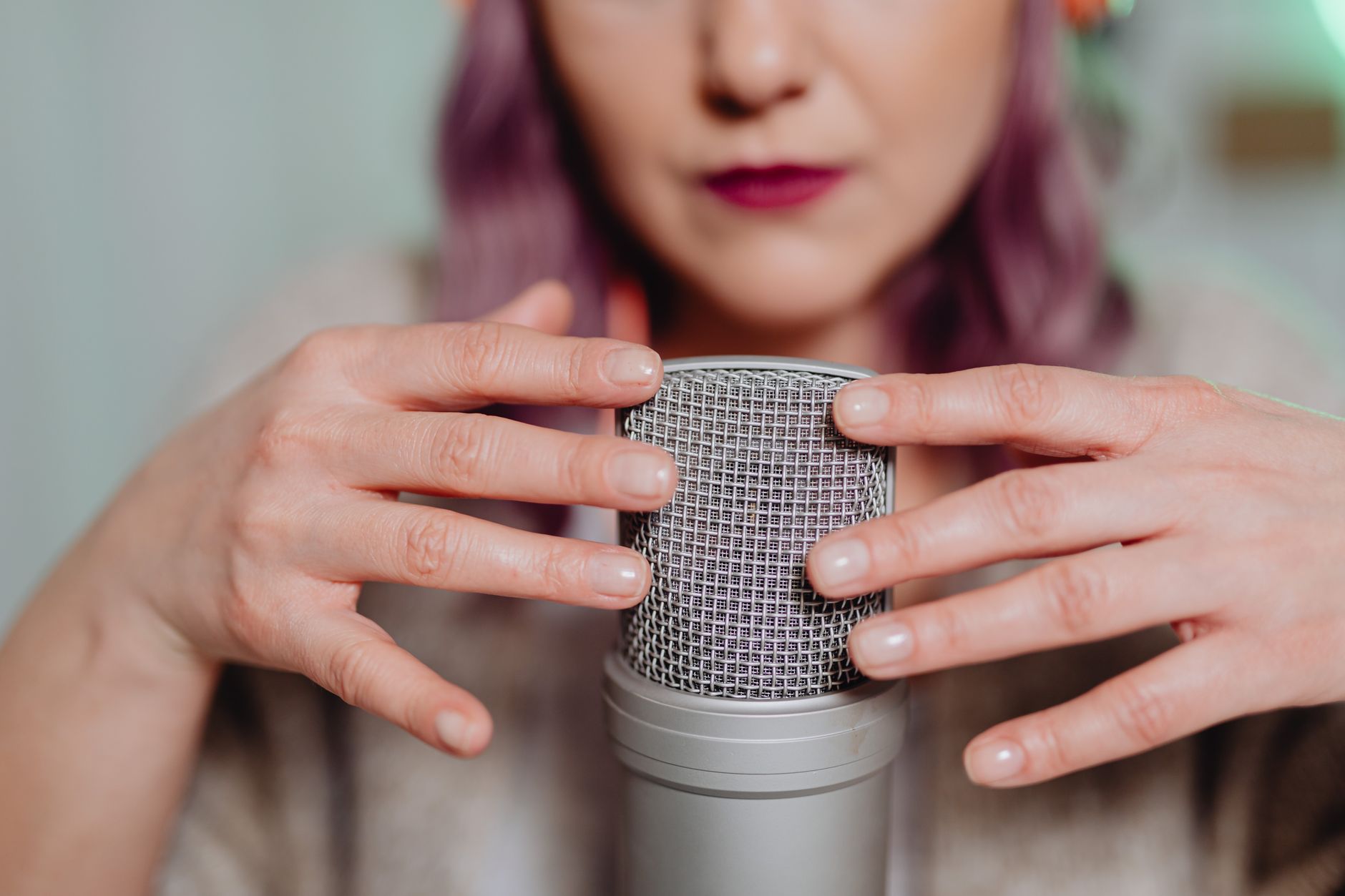 nervous hands microphone (Photo: https://kaboompics.com/ / Pexels)