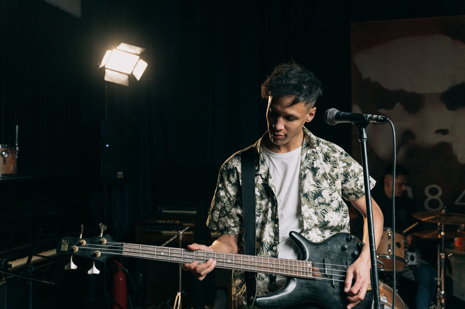 band rehearsal empty venue (Photo: Ivan S / Pexels)