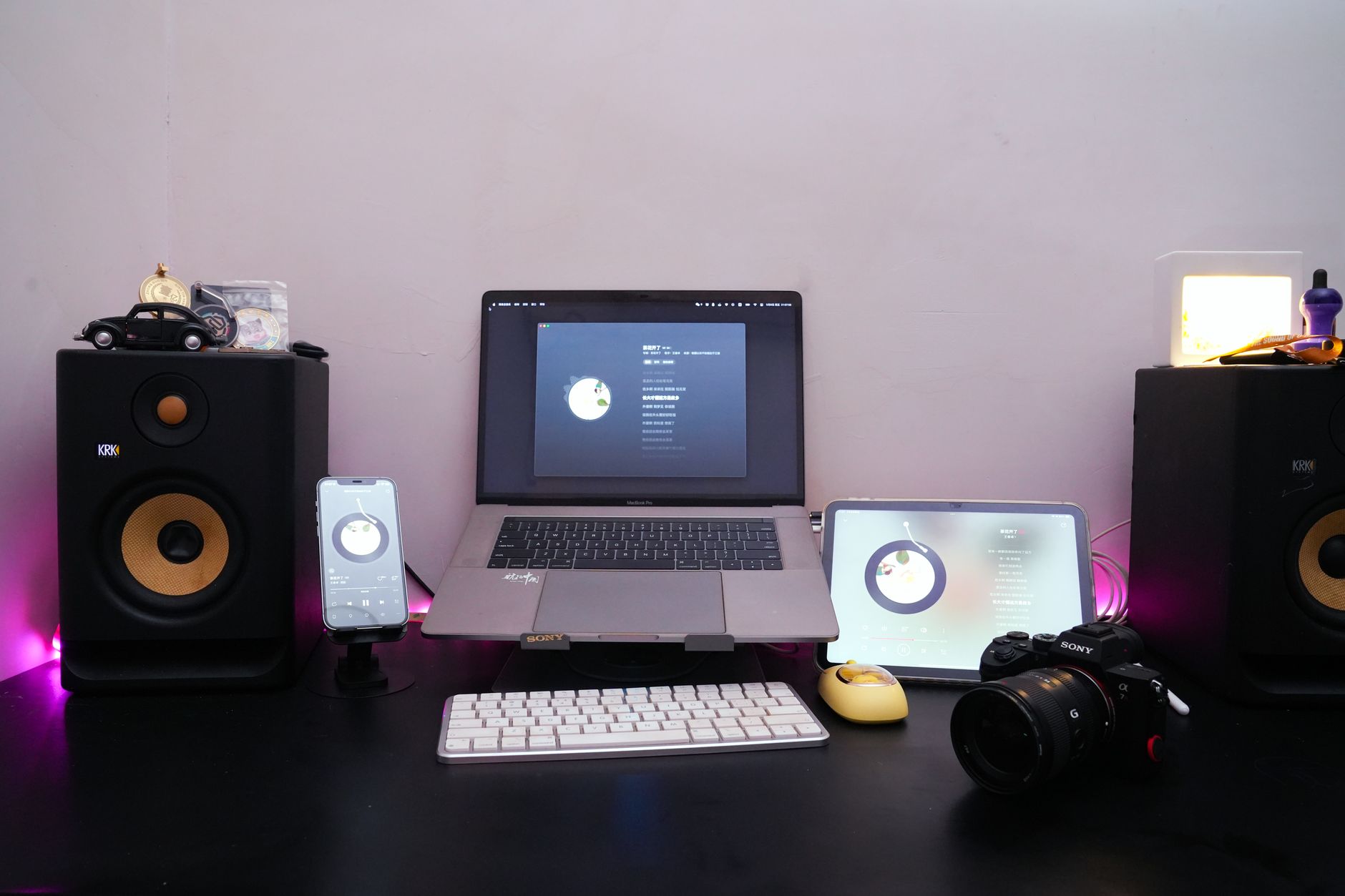 laptop music production desk (Photo: Jaqor Q.I. / Pexels)