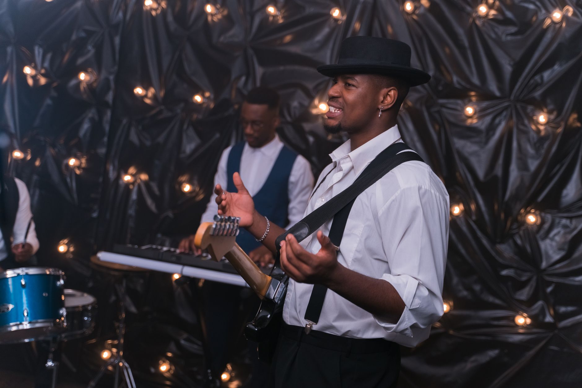 guitarist white shirt stage (Photo: AI25.Studio  AI GENERATIVE / Pexels)