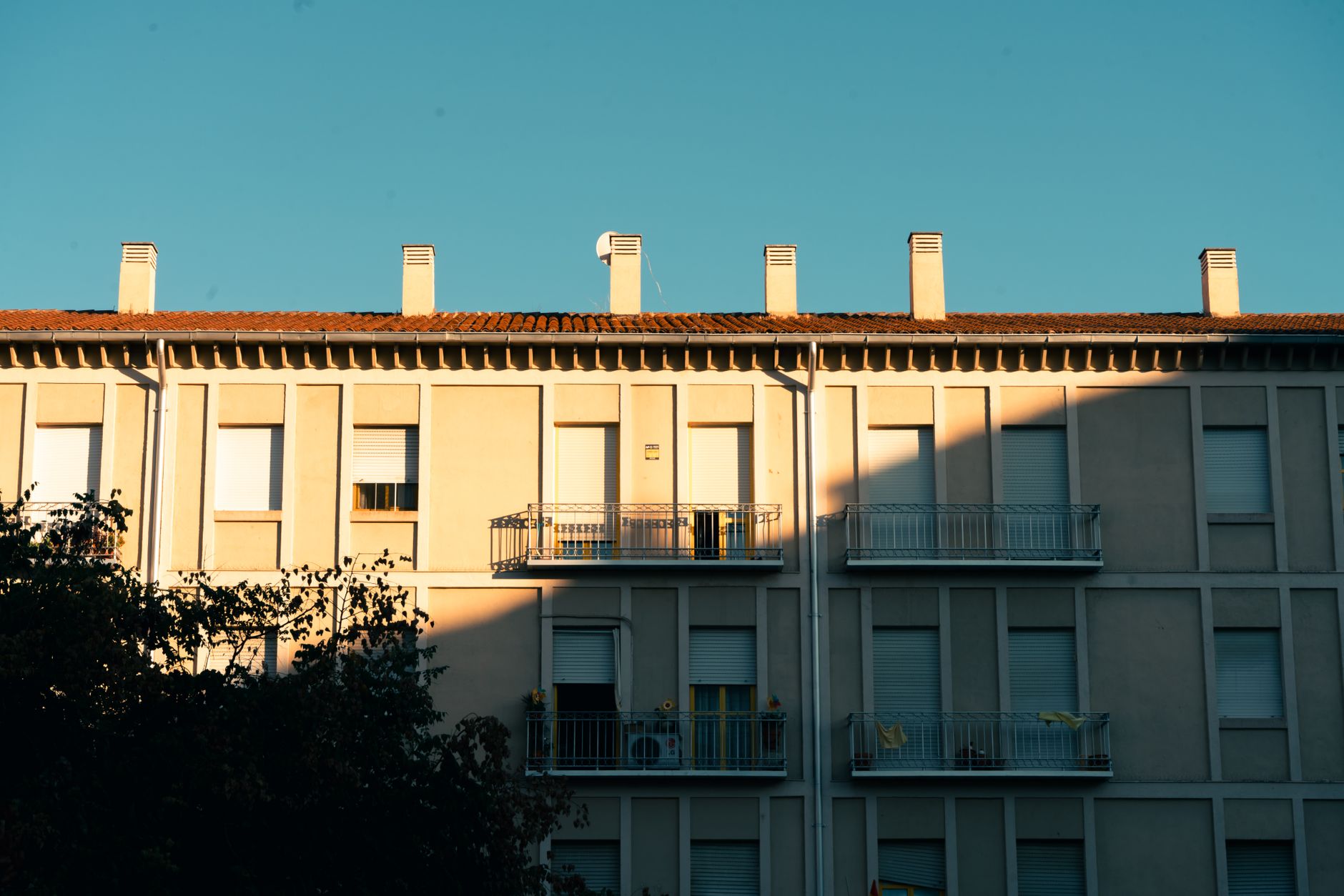 sunrise city window calm (Photo: Yender Fonseca / Pexels)