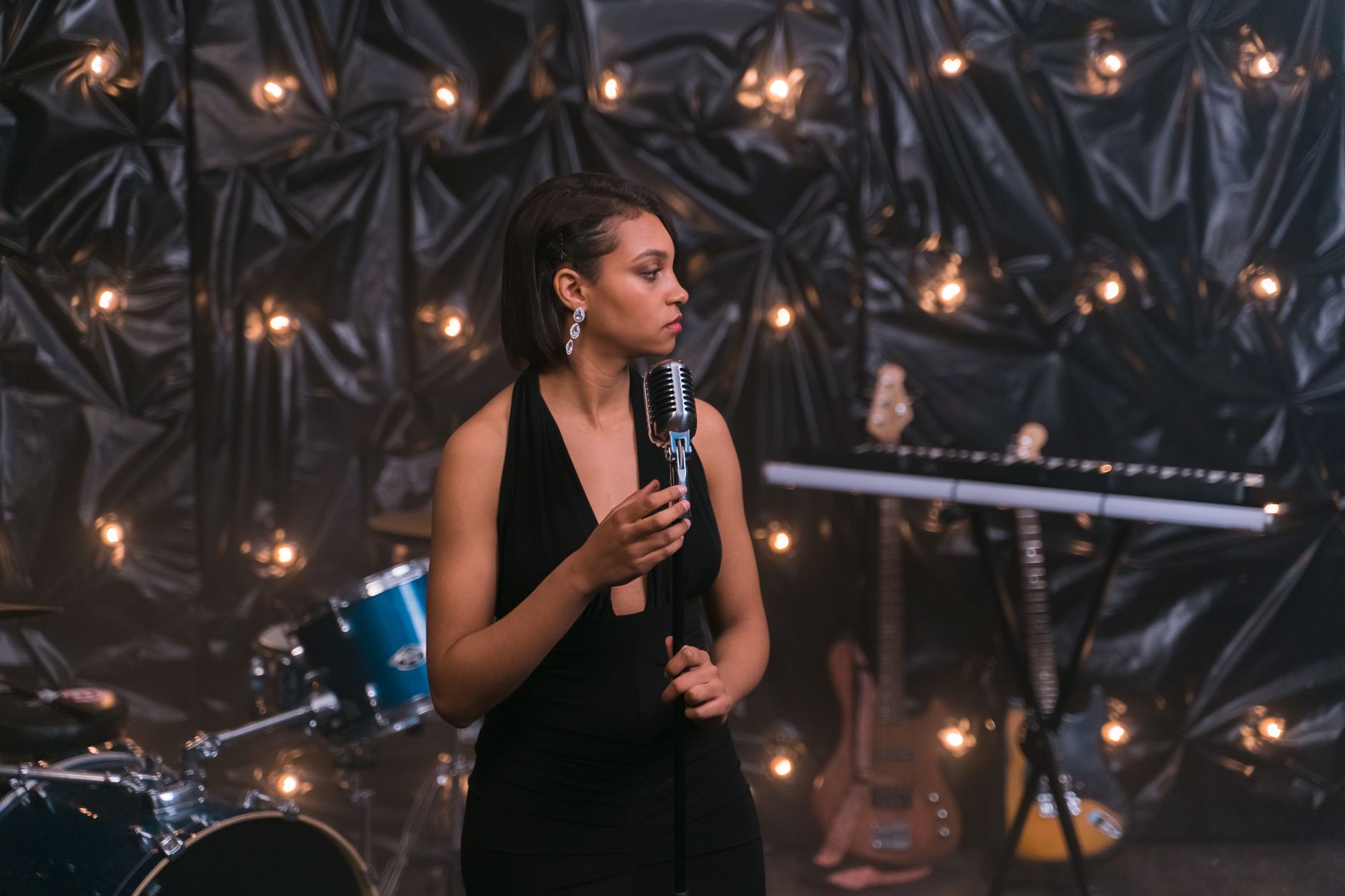 acoustic guitar singer stage (Photo: AI25.Studio  AI GENERATIVE / Pexels)