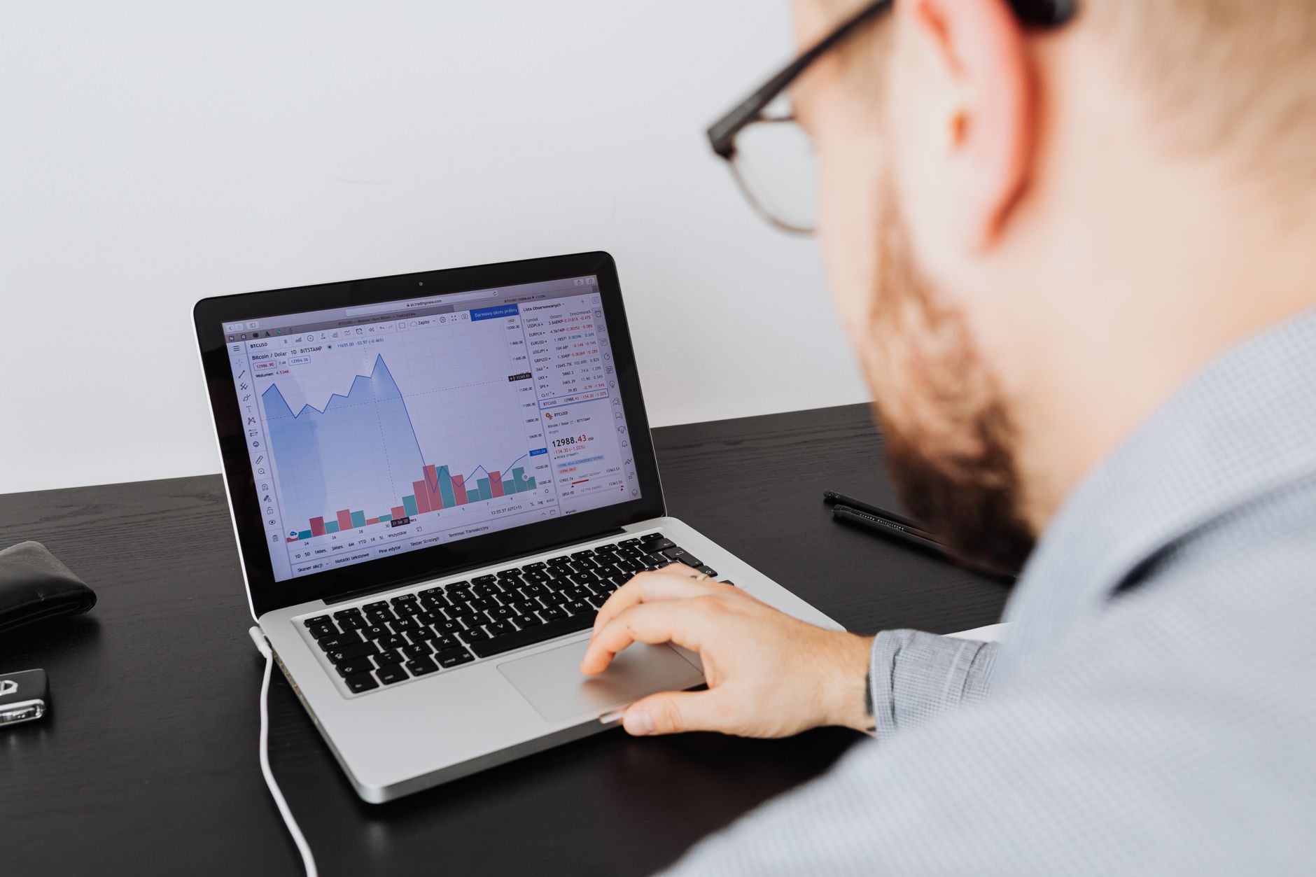 analytics chart laptop screen (Photo: https://kaboompics.com/ / Pexels)