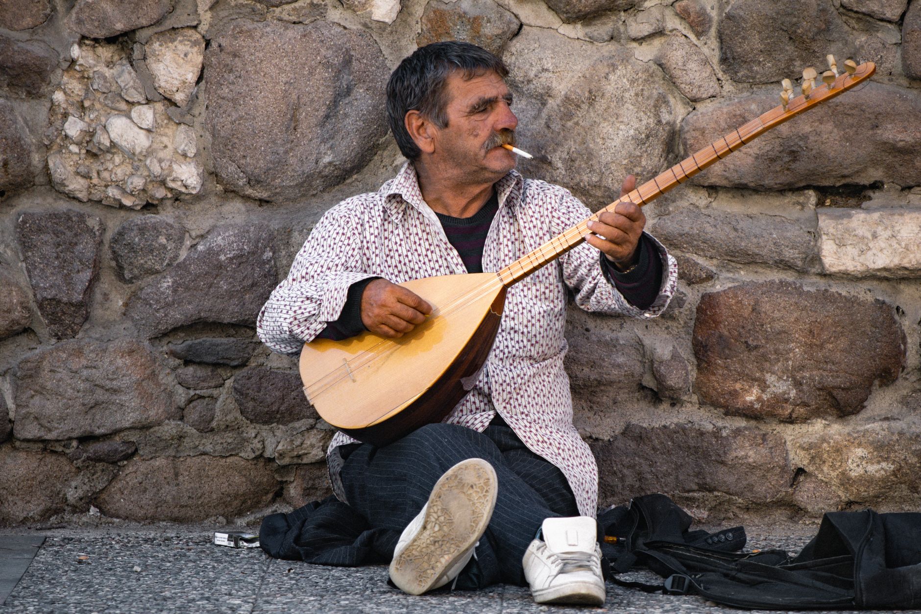 middle aged man acoustic guitar (Photo: İrem Çevik / Pexels)