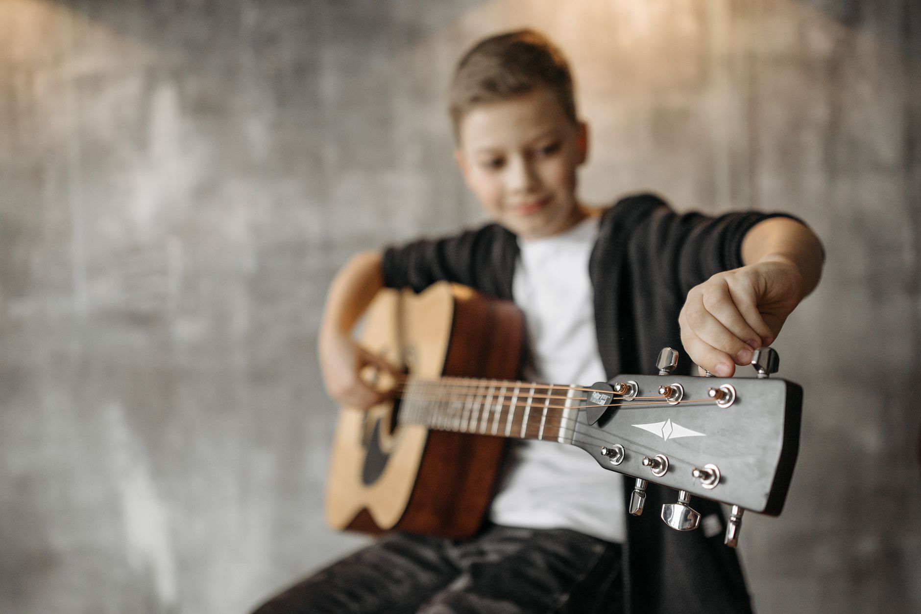 adjusting guitar strap posture (Photo: Pavel Danilyuk / Pexels)