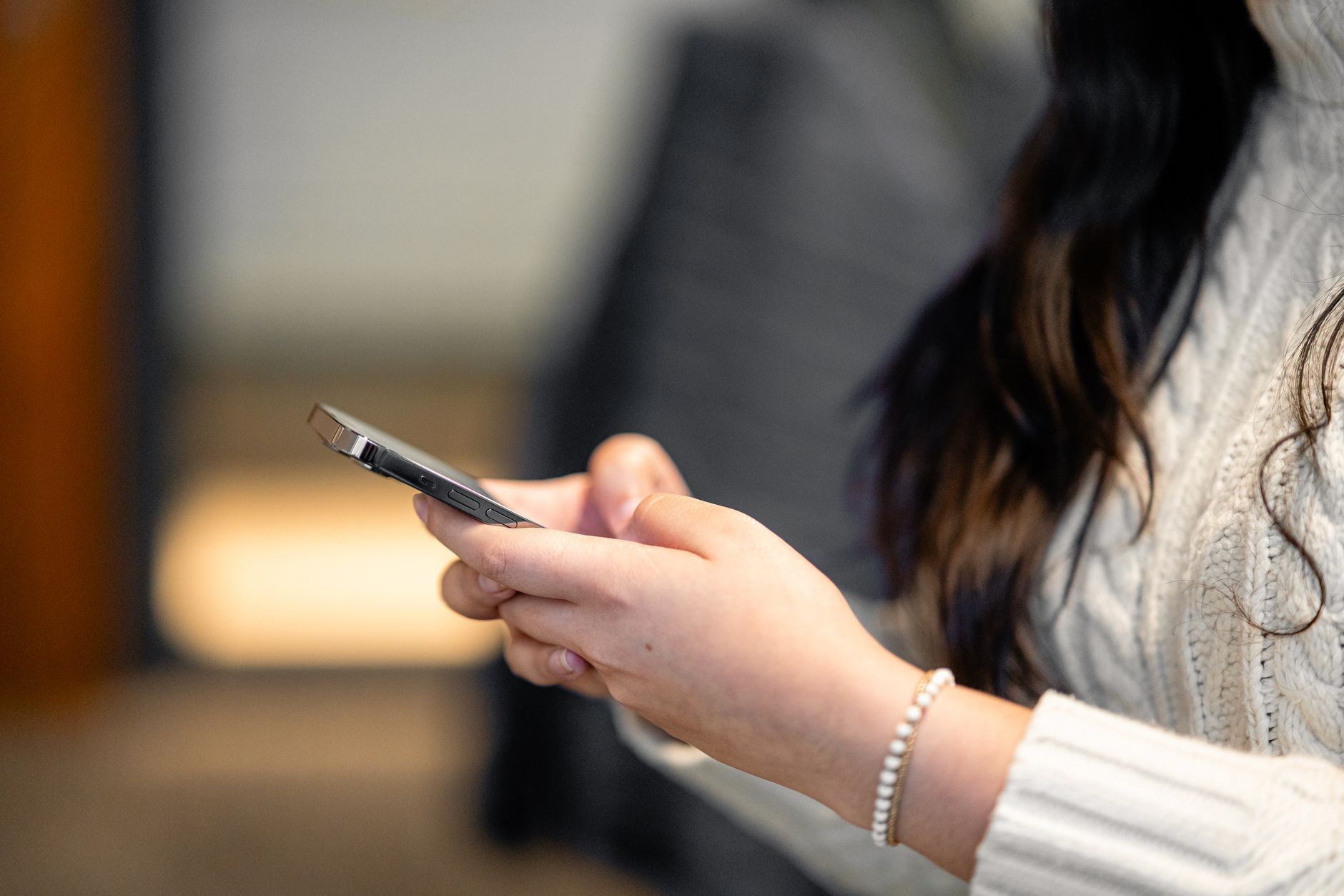 musician typing on phone (Photo: Julio Lopez / Pexels)