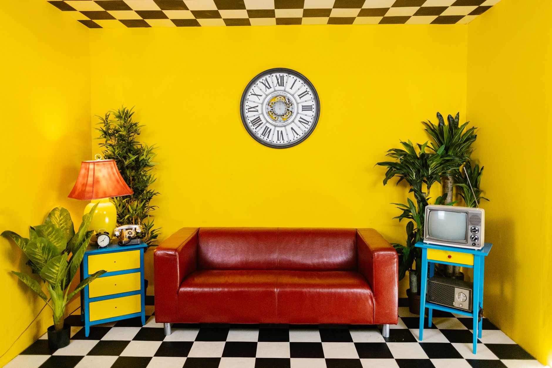wall clock backstage room (Photo: RDNE Stock project / Pexels)
