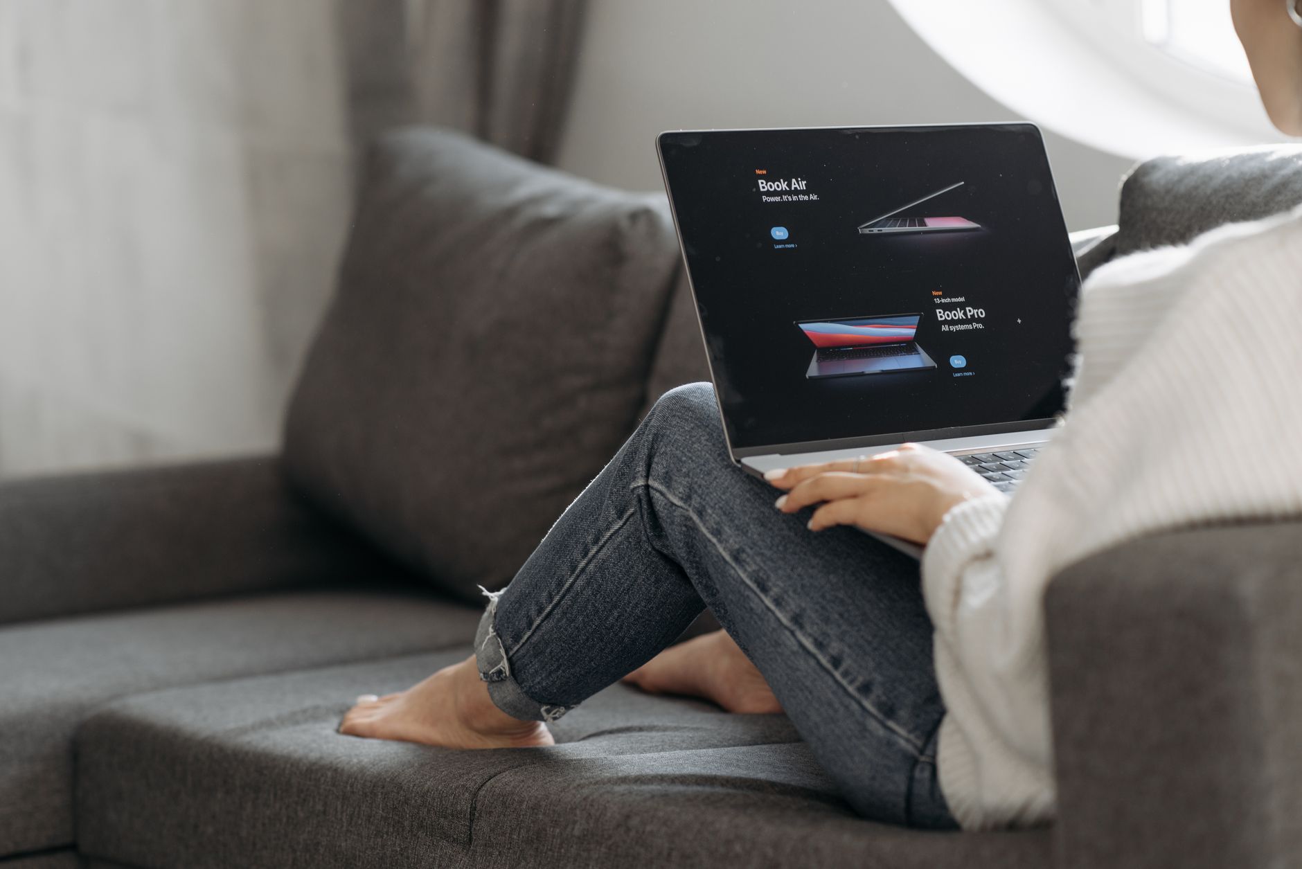 person choosing laptop screen (Photo: Pavel Danilyuk / Pexels)