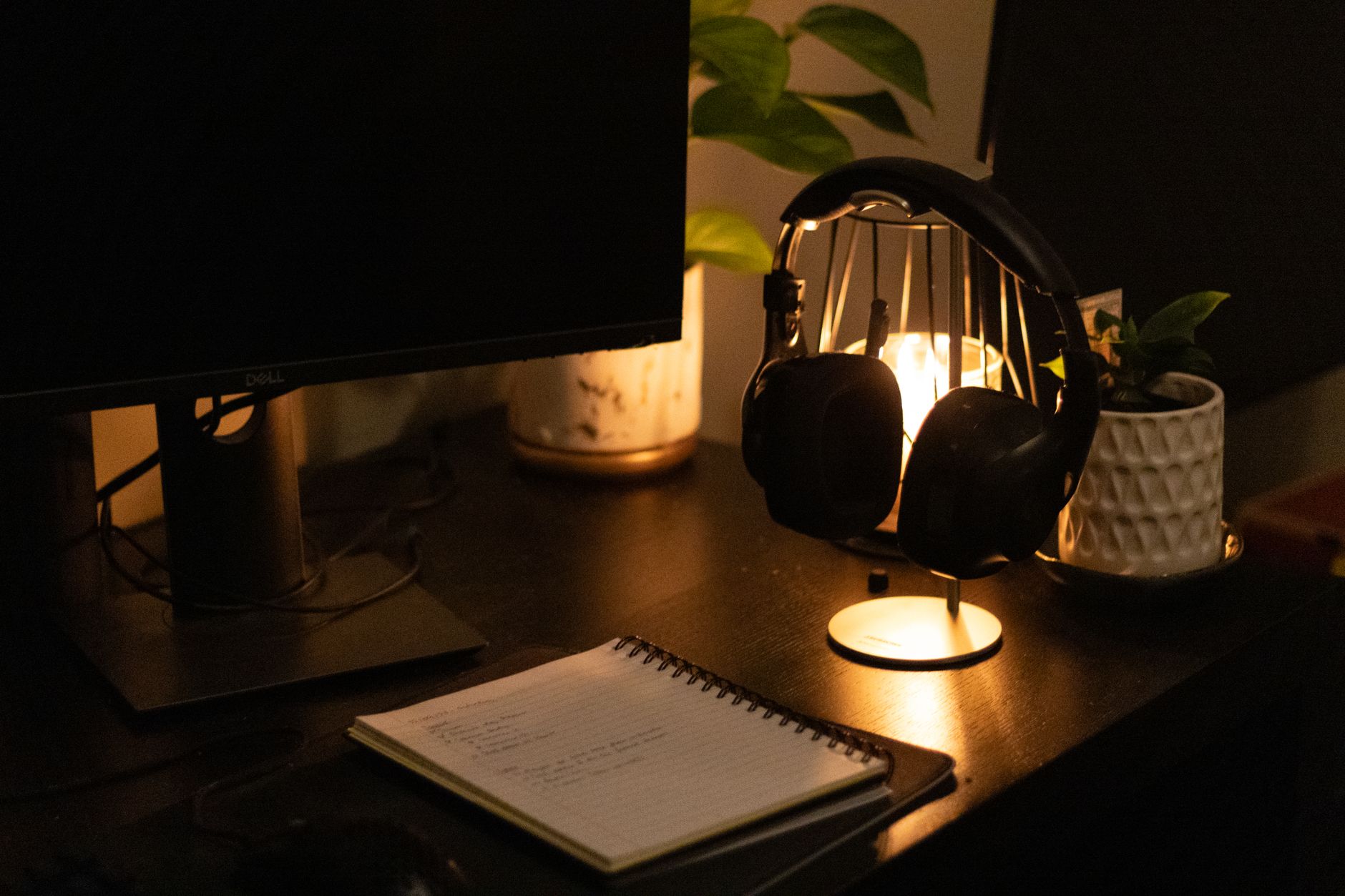 headphones desk warm light (Photo: Tom Materne / Pexels)