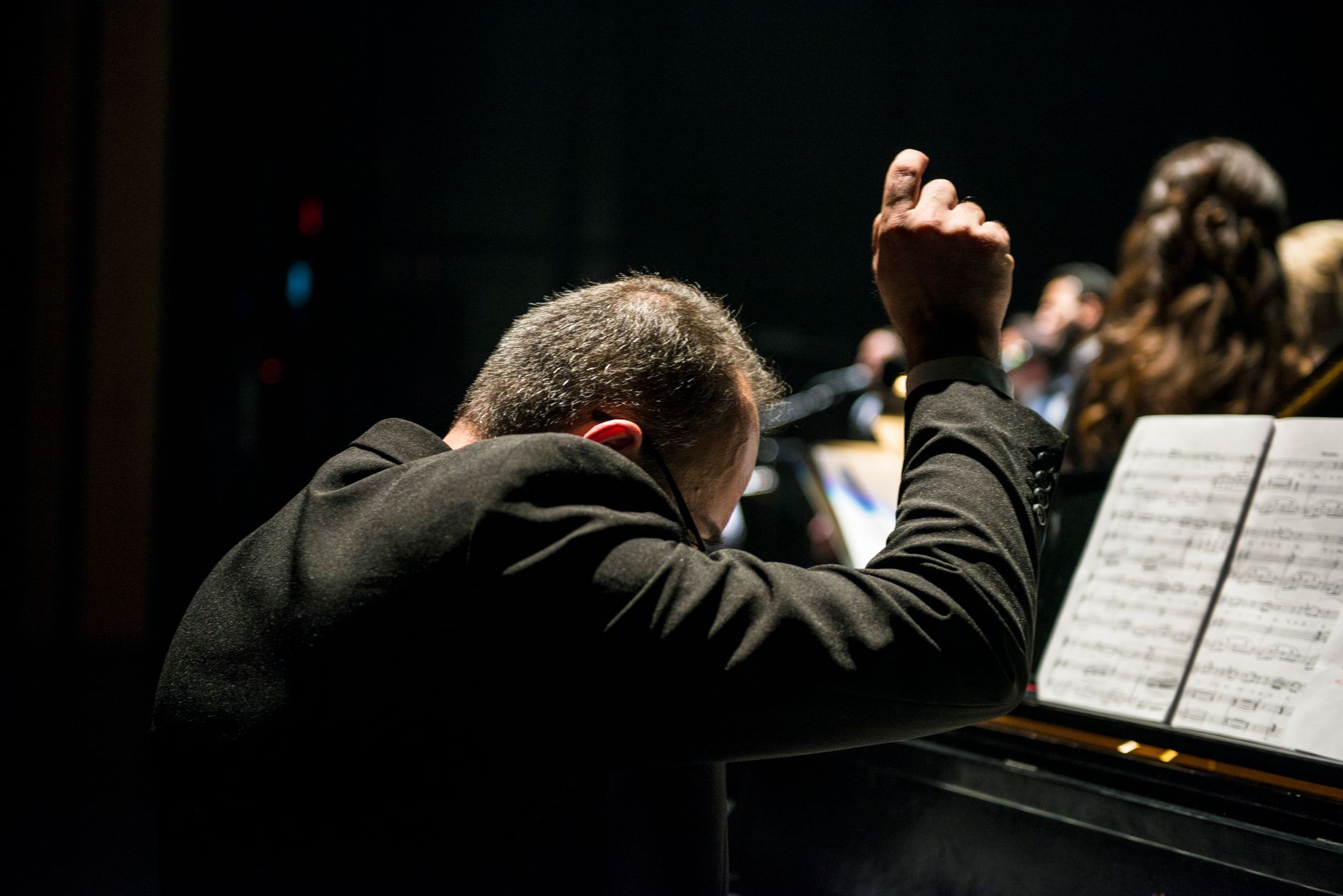 musician thanking audience stage (Photo: Jacob  Yavin / Pexels)