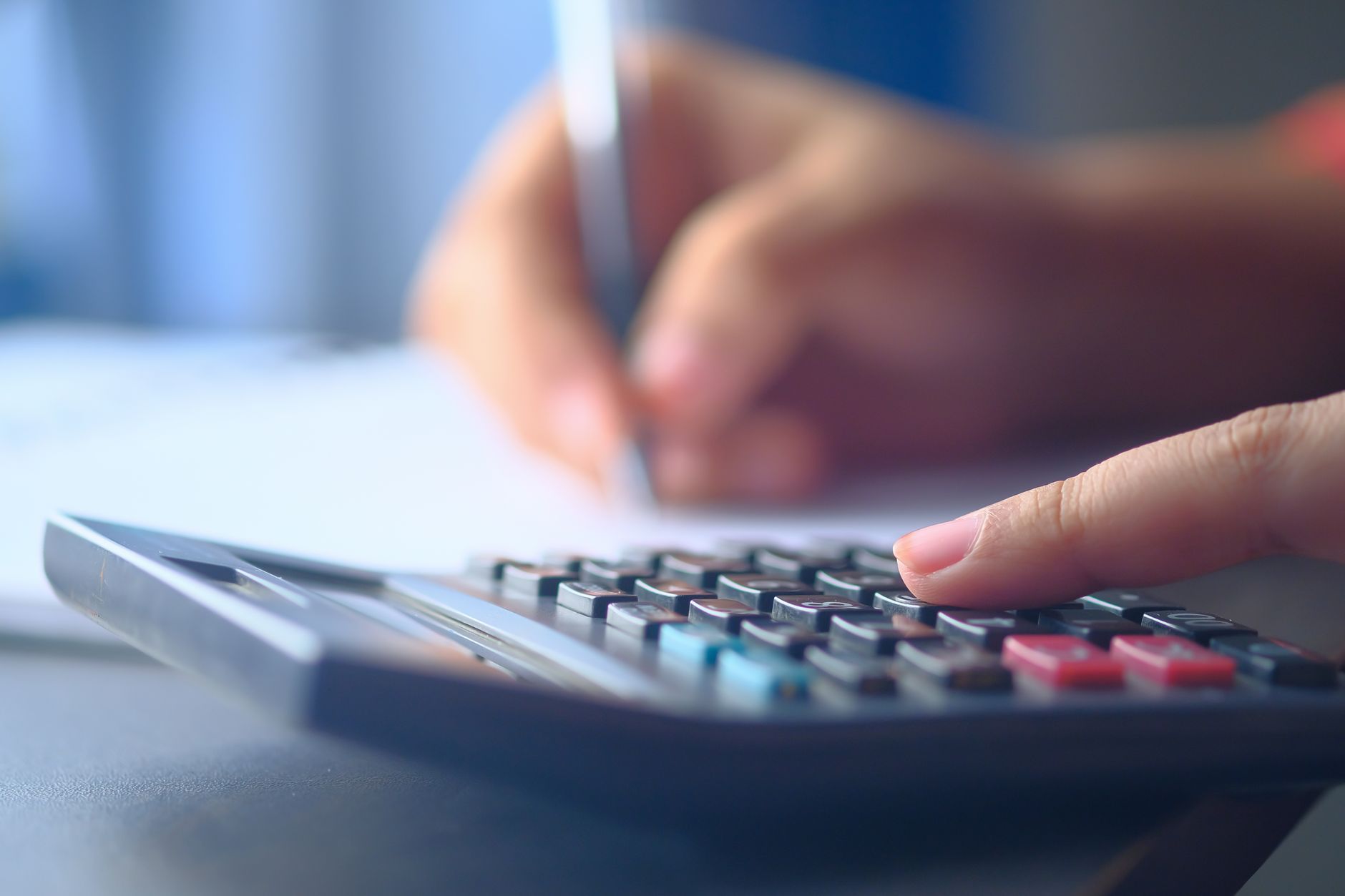 calculator budget planning (Photo: Towfiqu barbhuiya / Pexels)