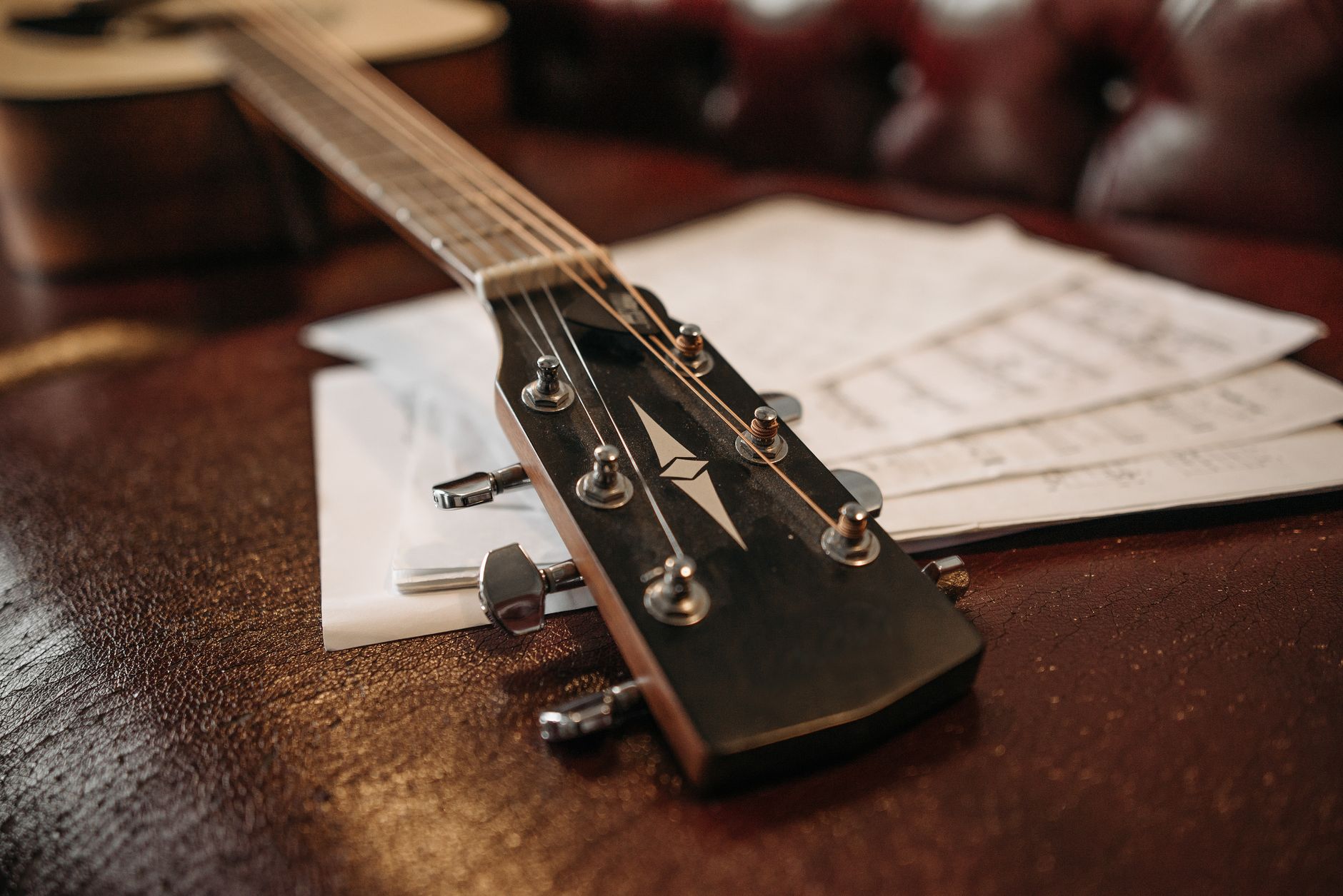 setlist handwritten paper guitar (Photo: Pavel Danilyuk / Pexels)