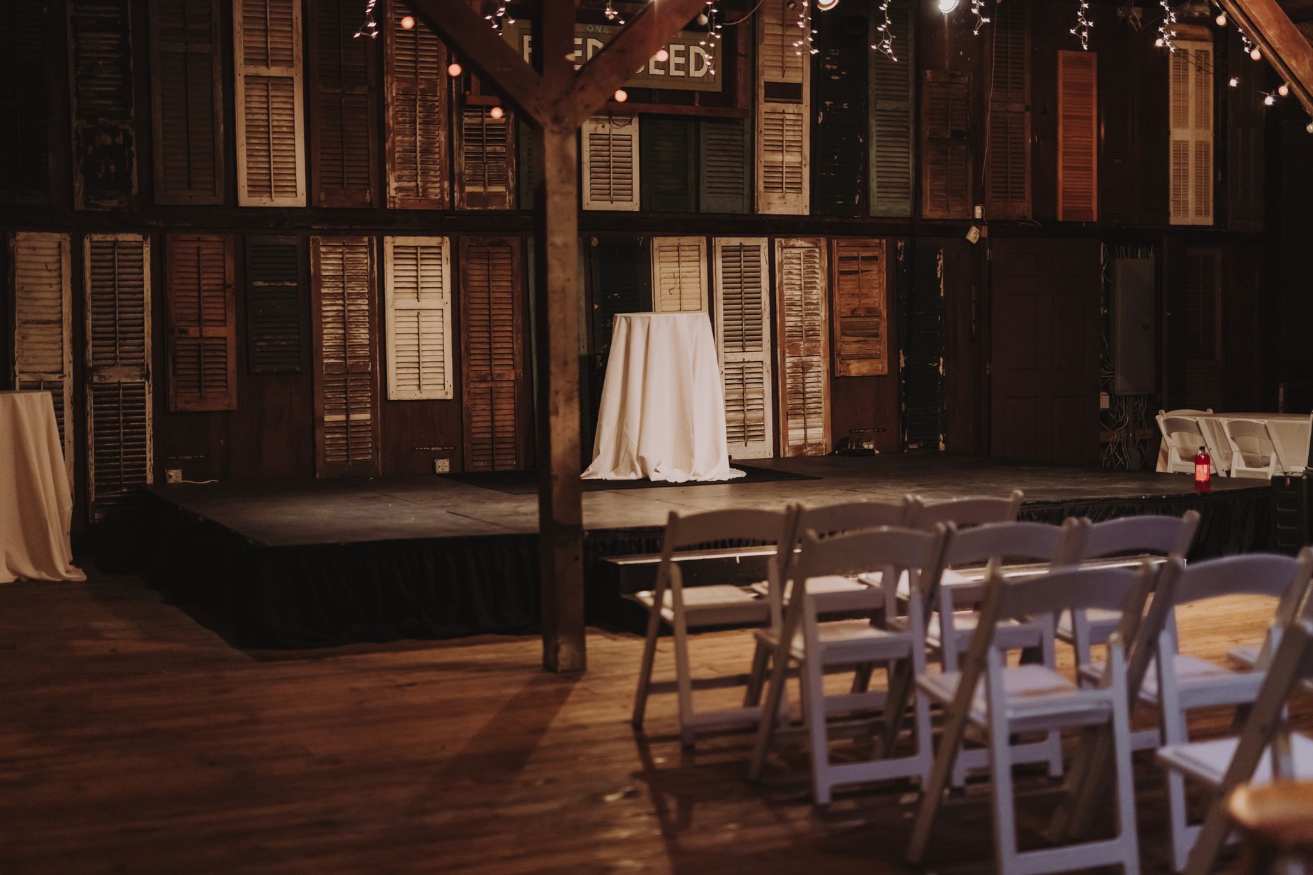 empty stage lights warm (Photo: Daniel Richard / Pexels)