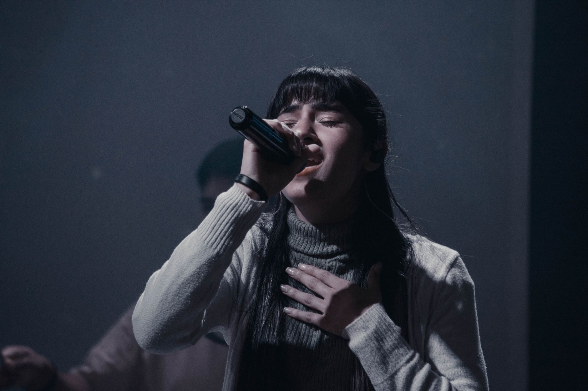 singer emotional performance microphone (Photo: Franco Monsalvo / Pexels)