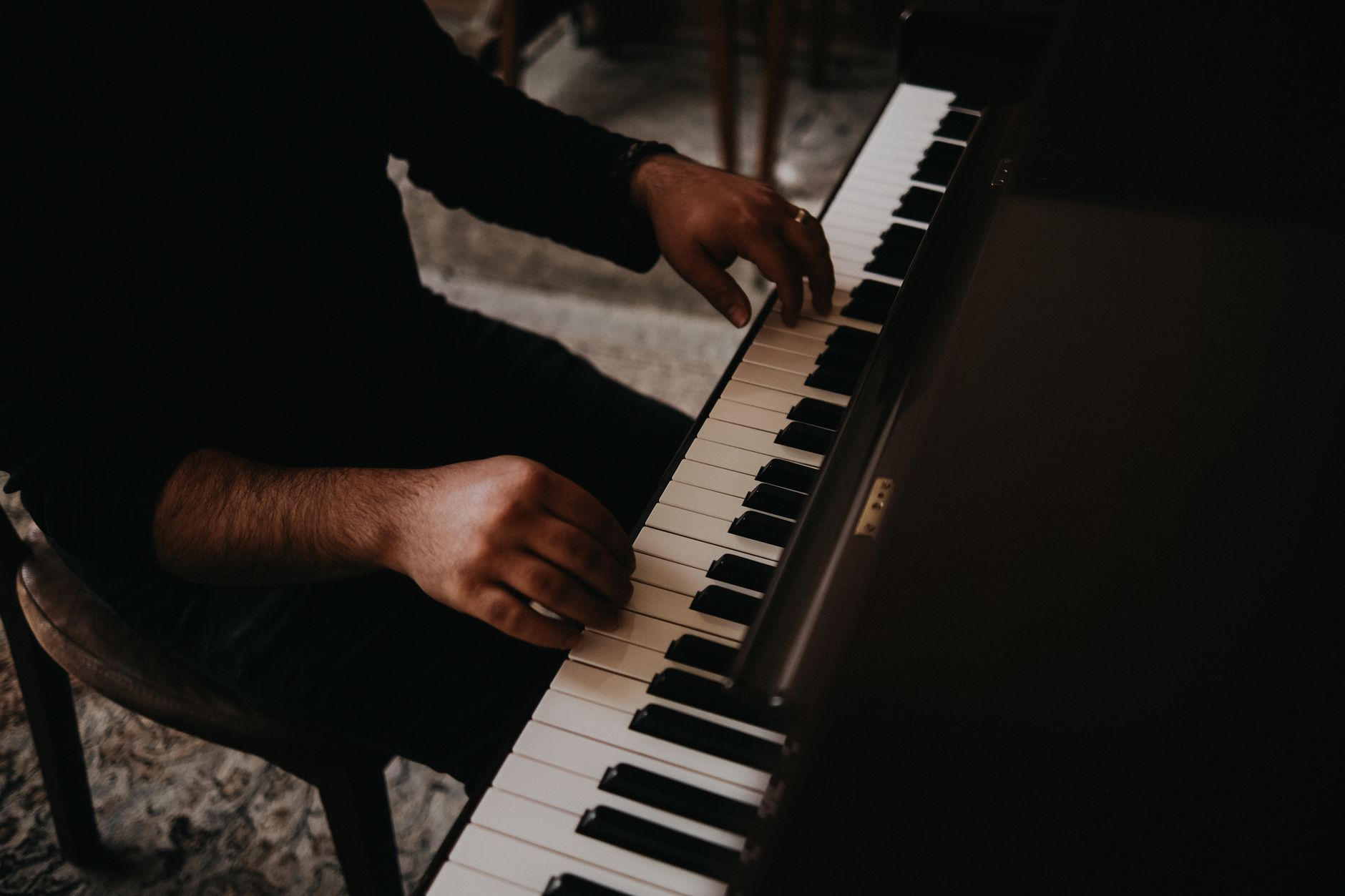 keyboard stand sustain pedal (Photo: Emre Akyol / Pexels)