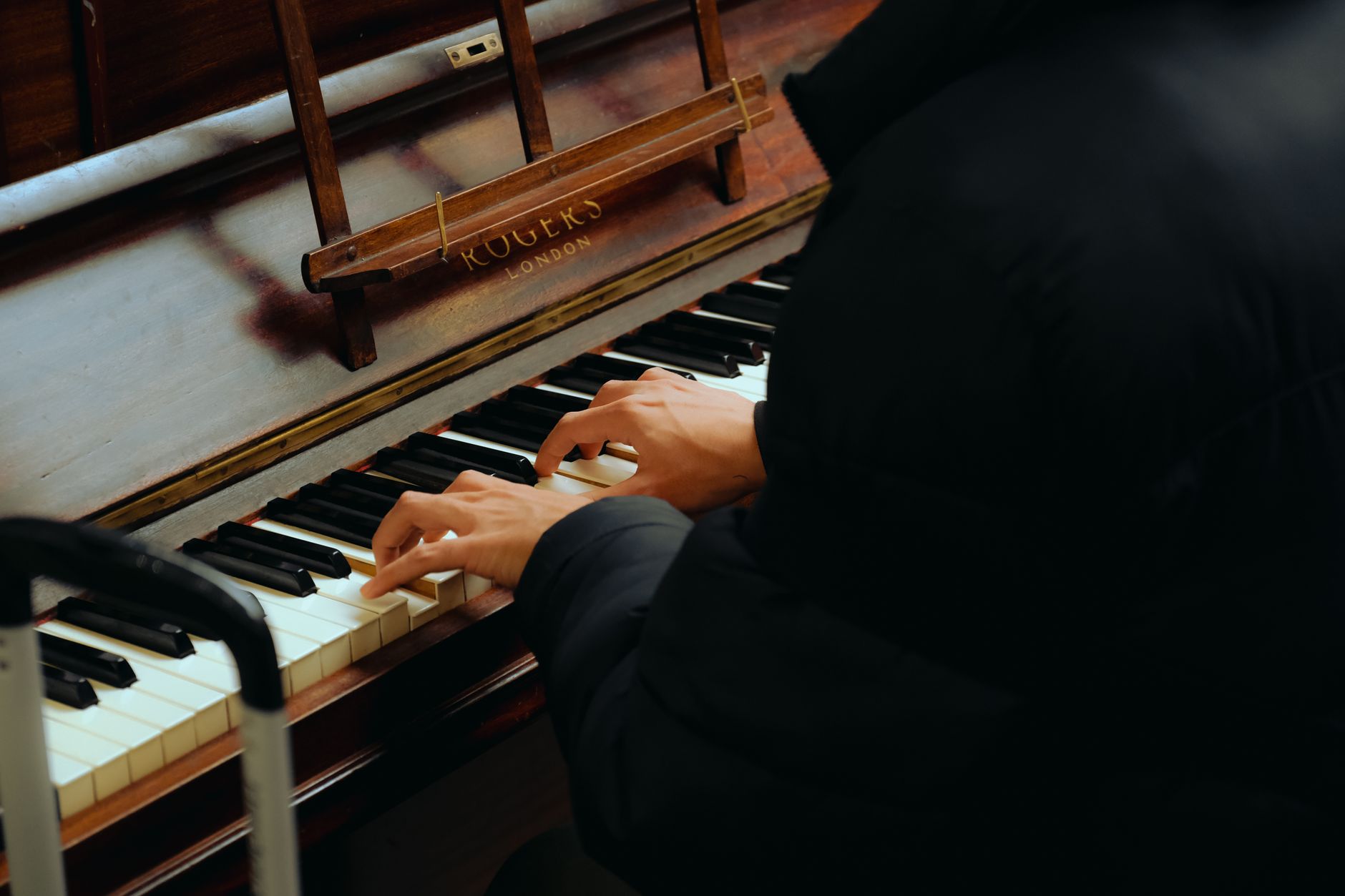 hands playing piano keys (Photo: Mathias Reding / Pexels)