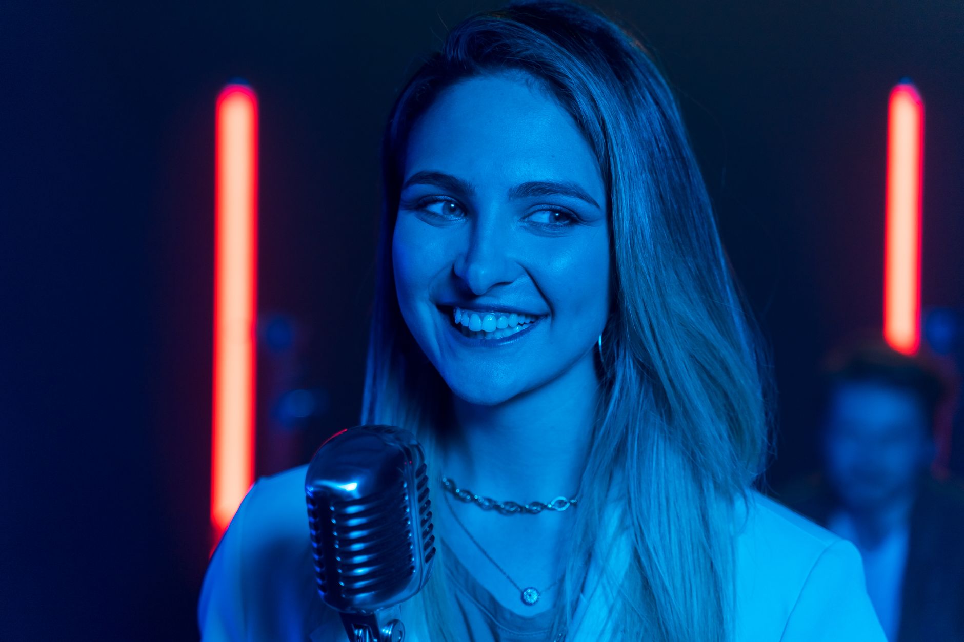 singer talking microphone smiling (Photo: AI25.Studio AI GENERATIVE / Pexels)