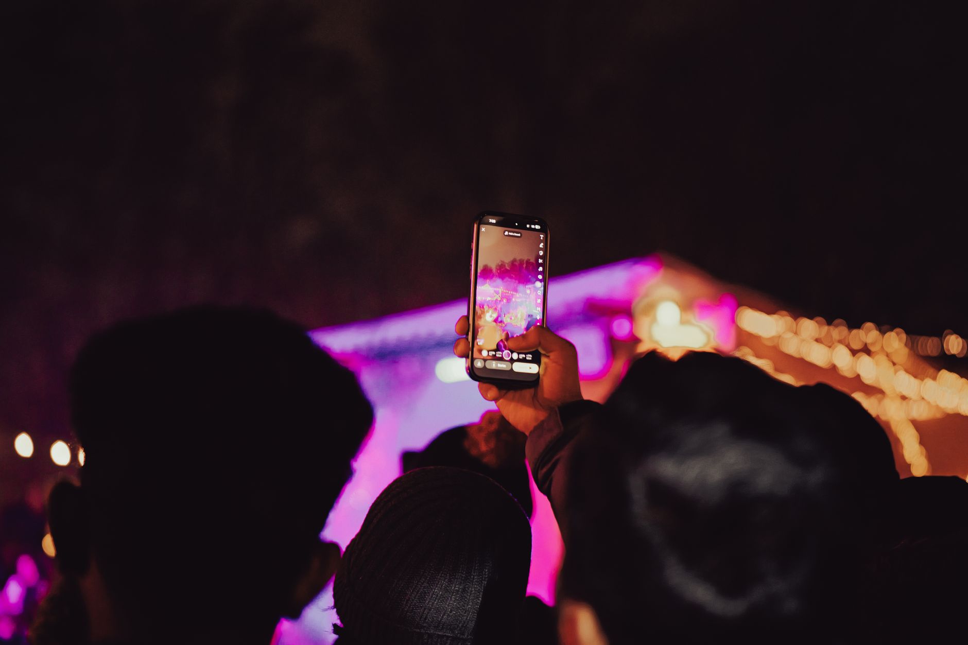 音源と記録を残すためスマホでライブ演奏を録画する様子