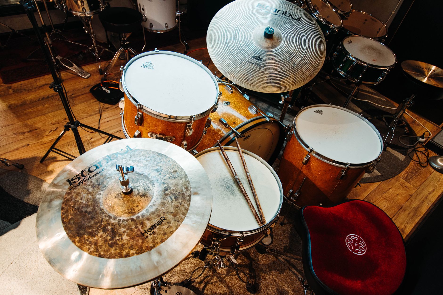 instruments studio warm light (Photo: Dima Pavlenko / Pexels)