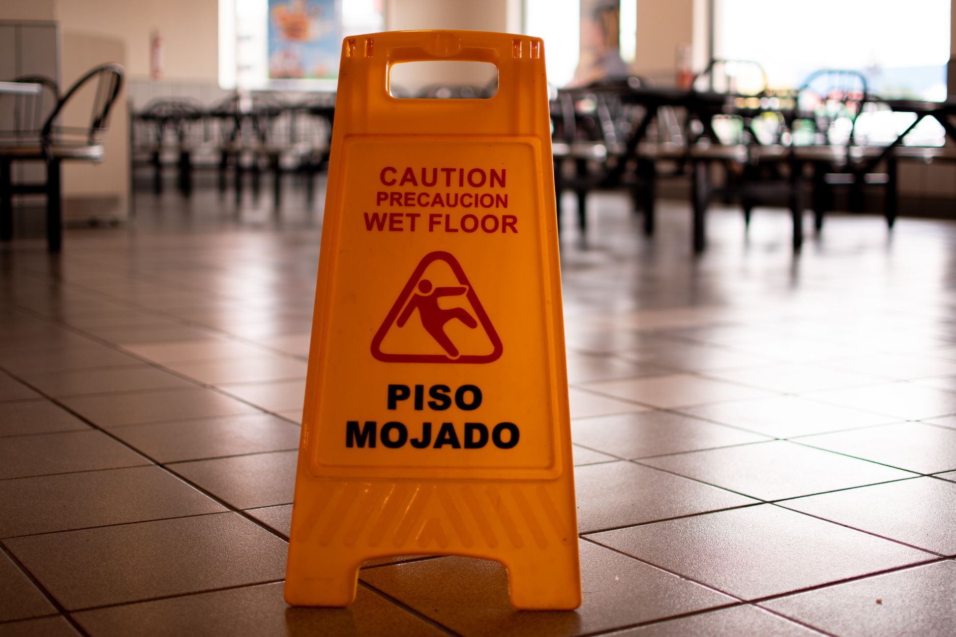 warning caution sign desk (Photo: Jorge Romero / Pexels)