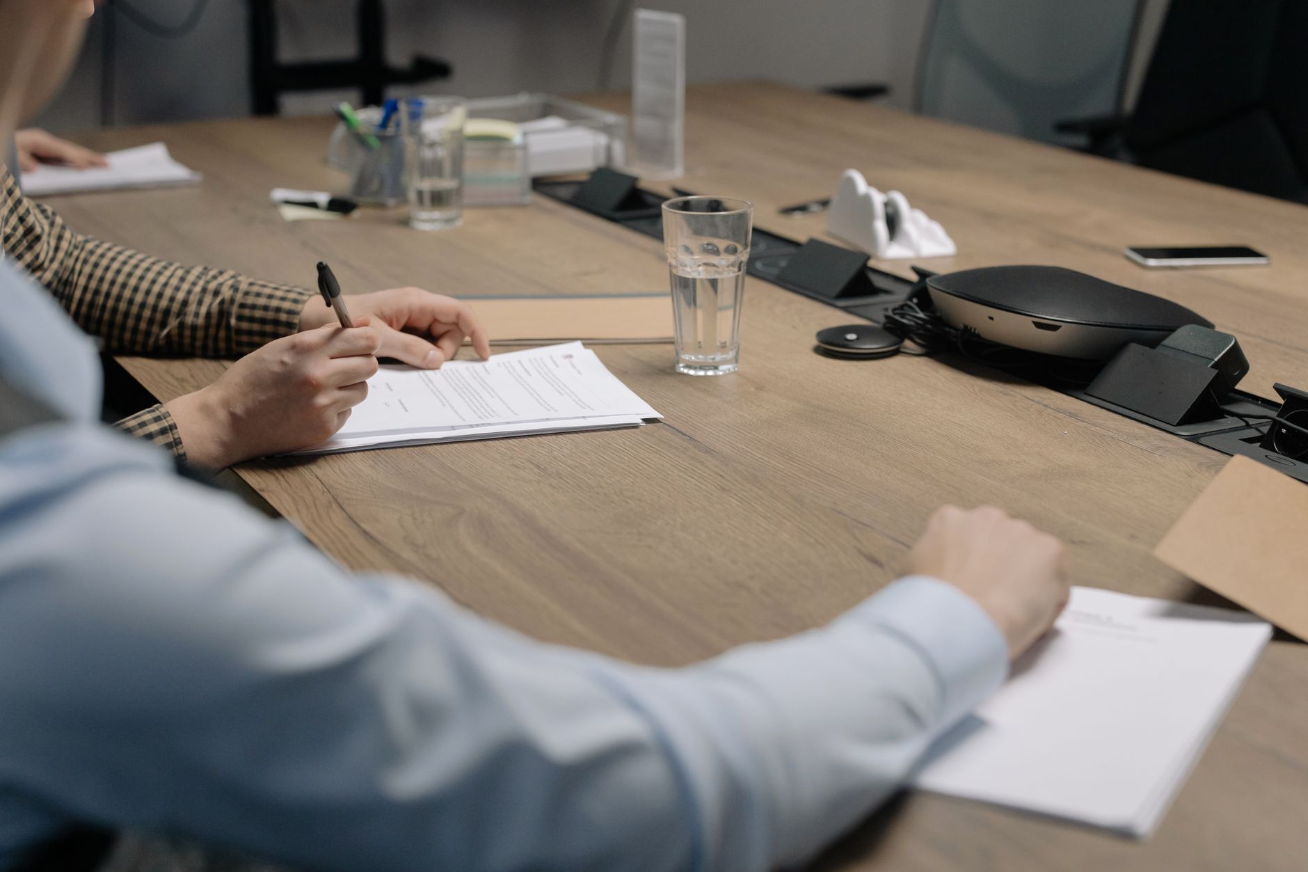 person signing document desk (Photo: cottonbro studio / Pexels)