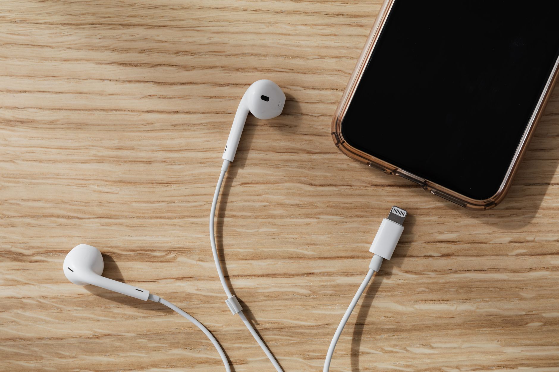 smartphone earphones desk (Photo: https://kaboompics.com/ / Pexels)