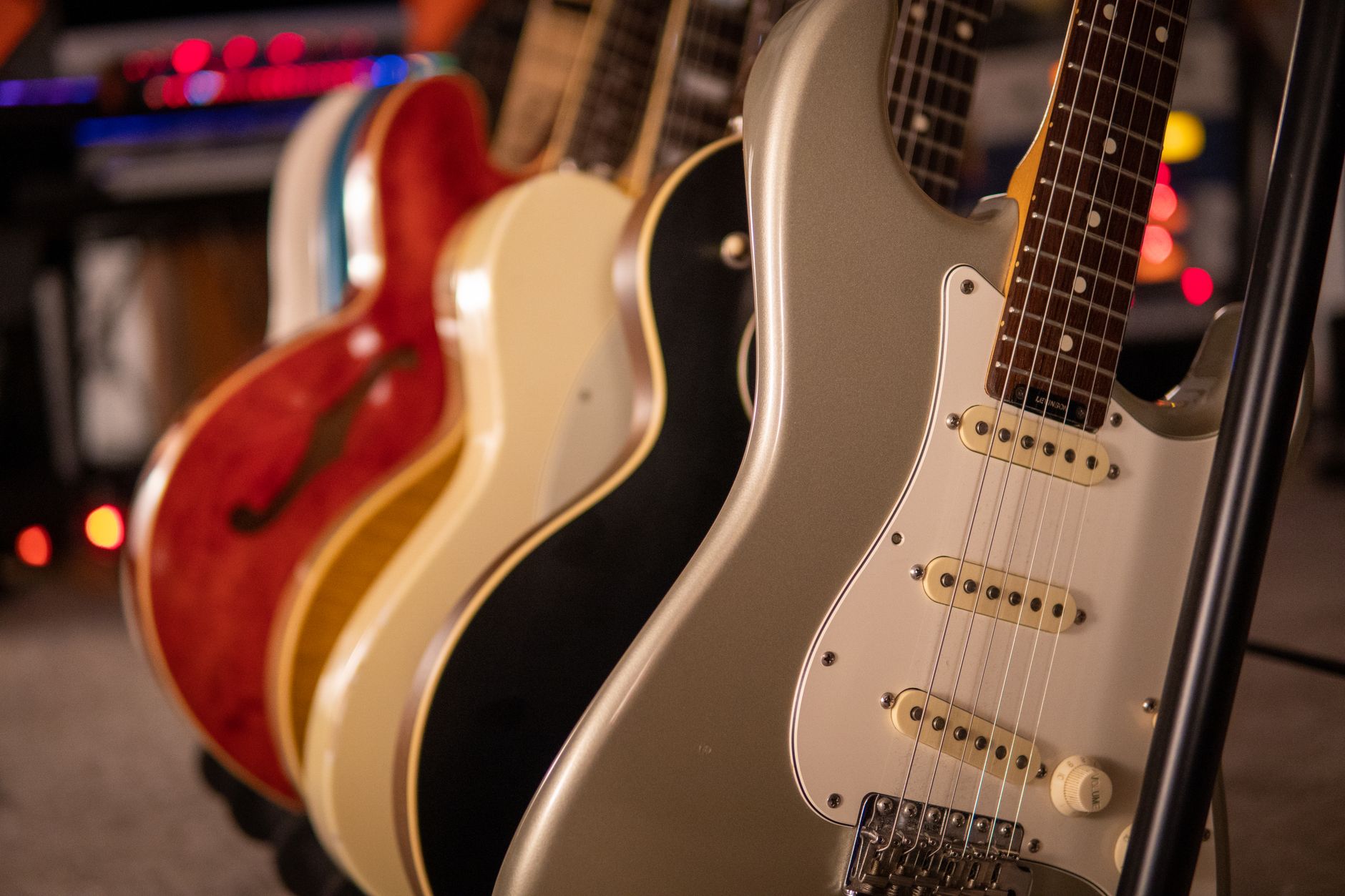 instruments collection studio (Photo: Andreu Marquès / Pexels)