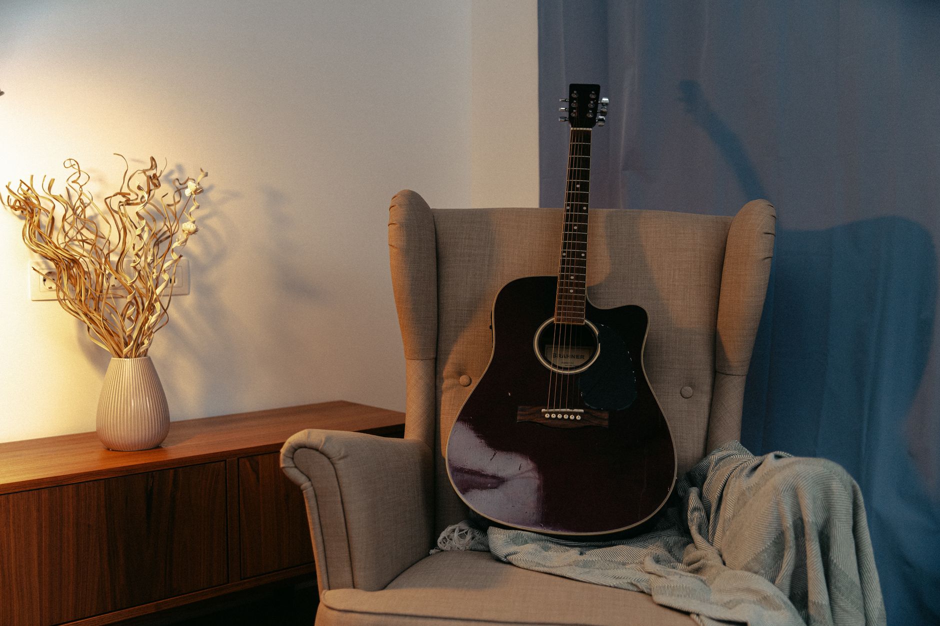 acoustic guitar warm light (Photo: SHVETS production / Pexels)