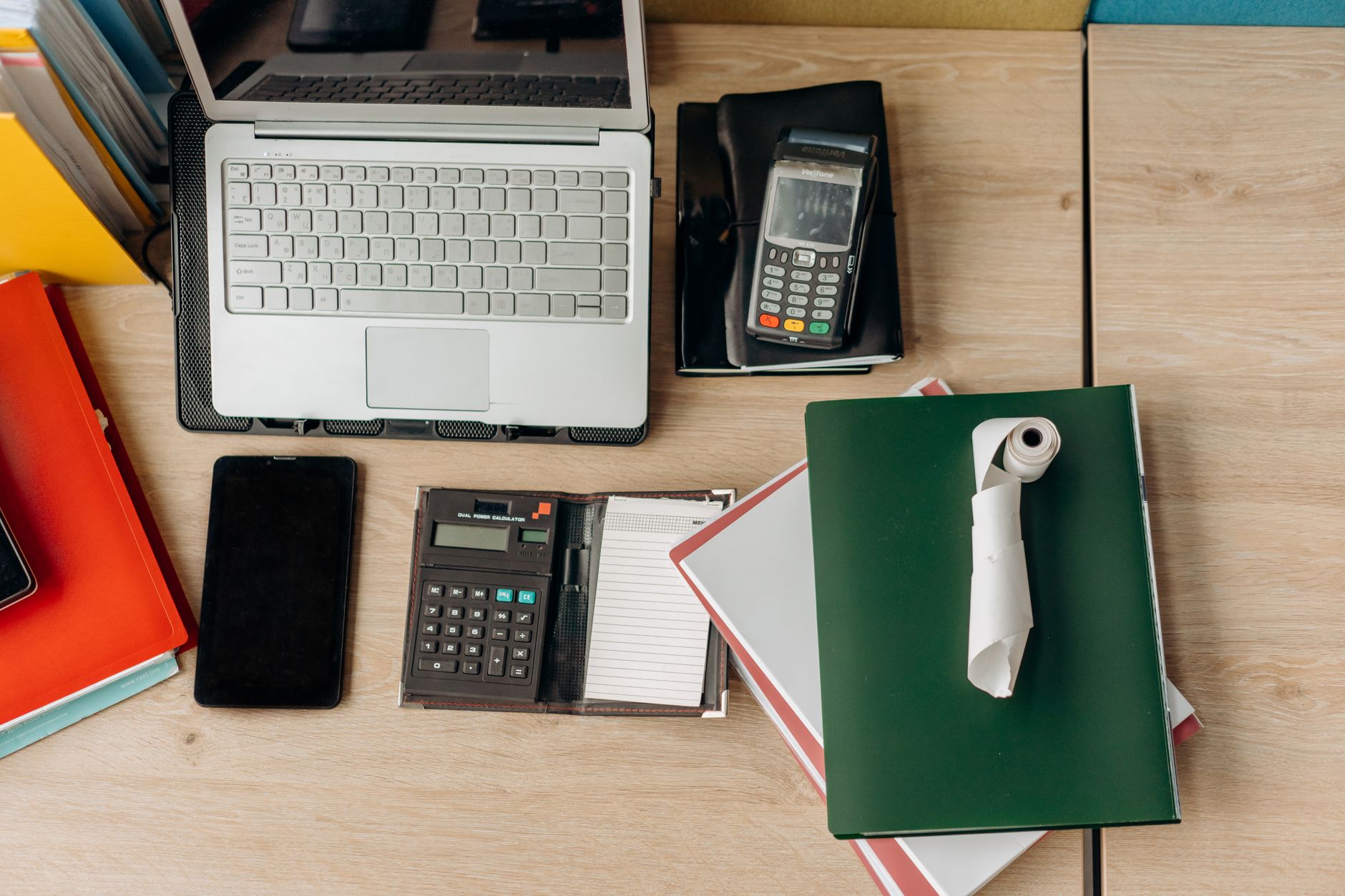 receipts organized desk (Photo: Mikhail Nilov / Pexels)