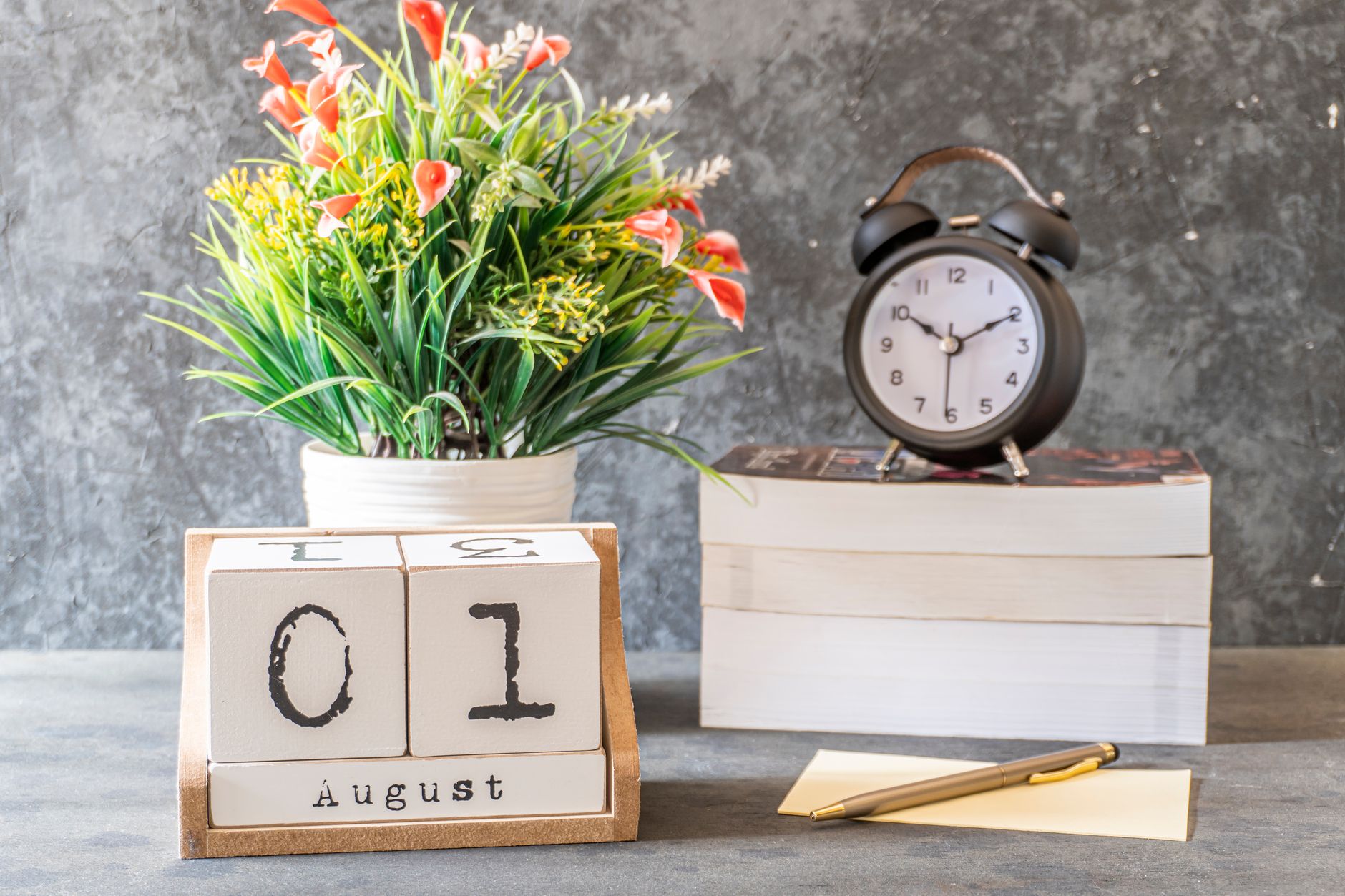 calendar clock desk (Photo: Fauzan Fitria / Pexels)