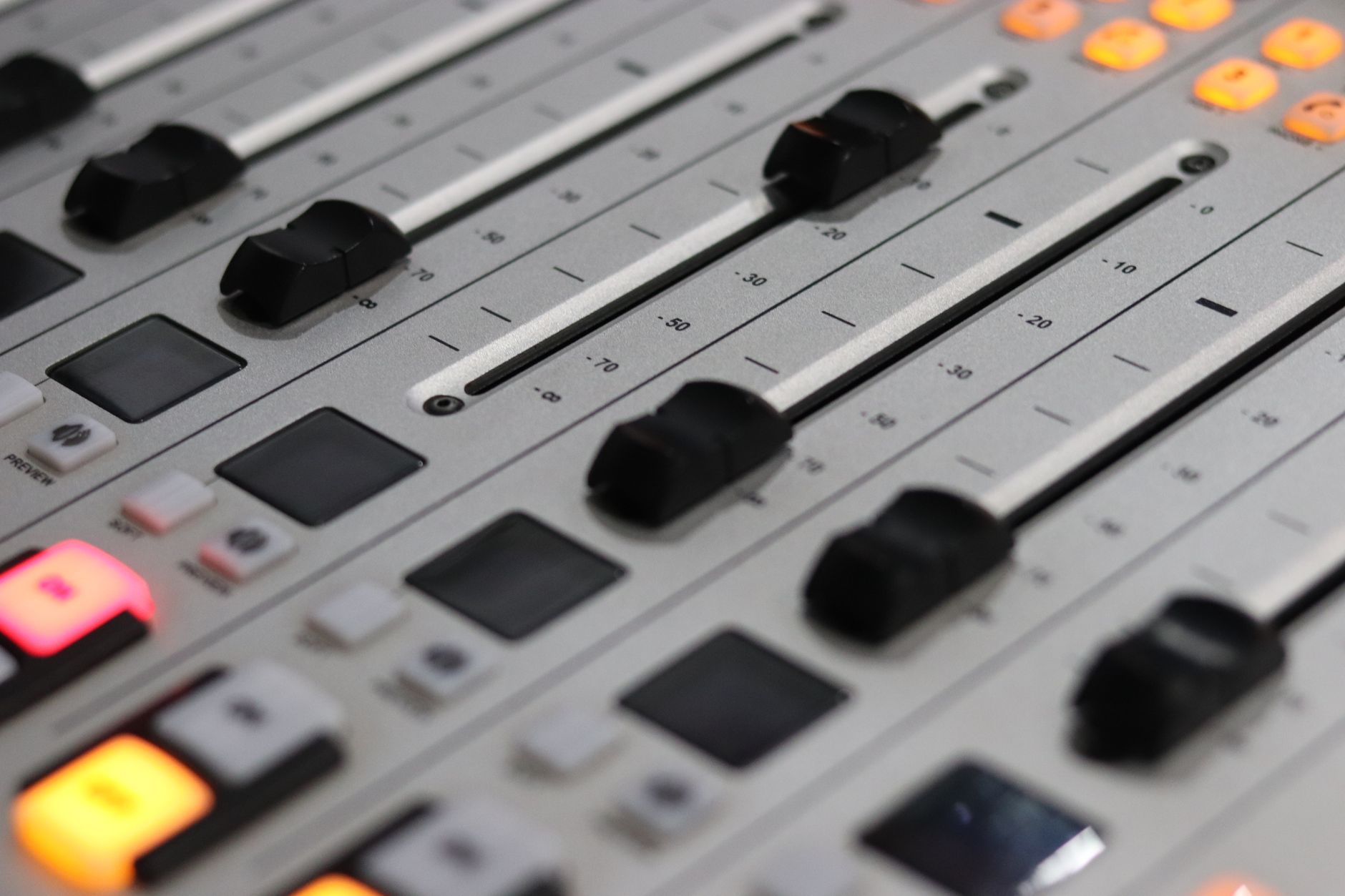 audio interface desk closeup (Photo: Alexis Emanuel Salinas / Pexels)