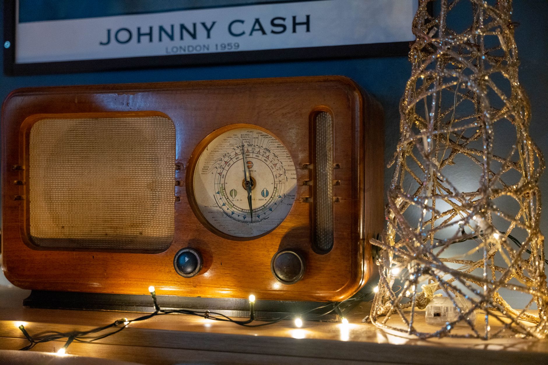 vintage radio warm light (Photo: Vladimir Srajber / Pexels)