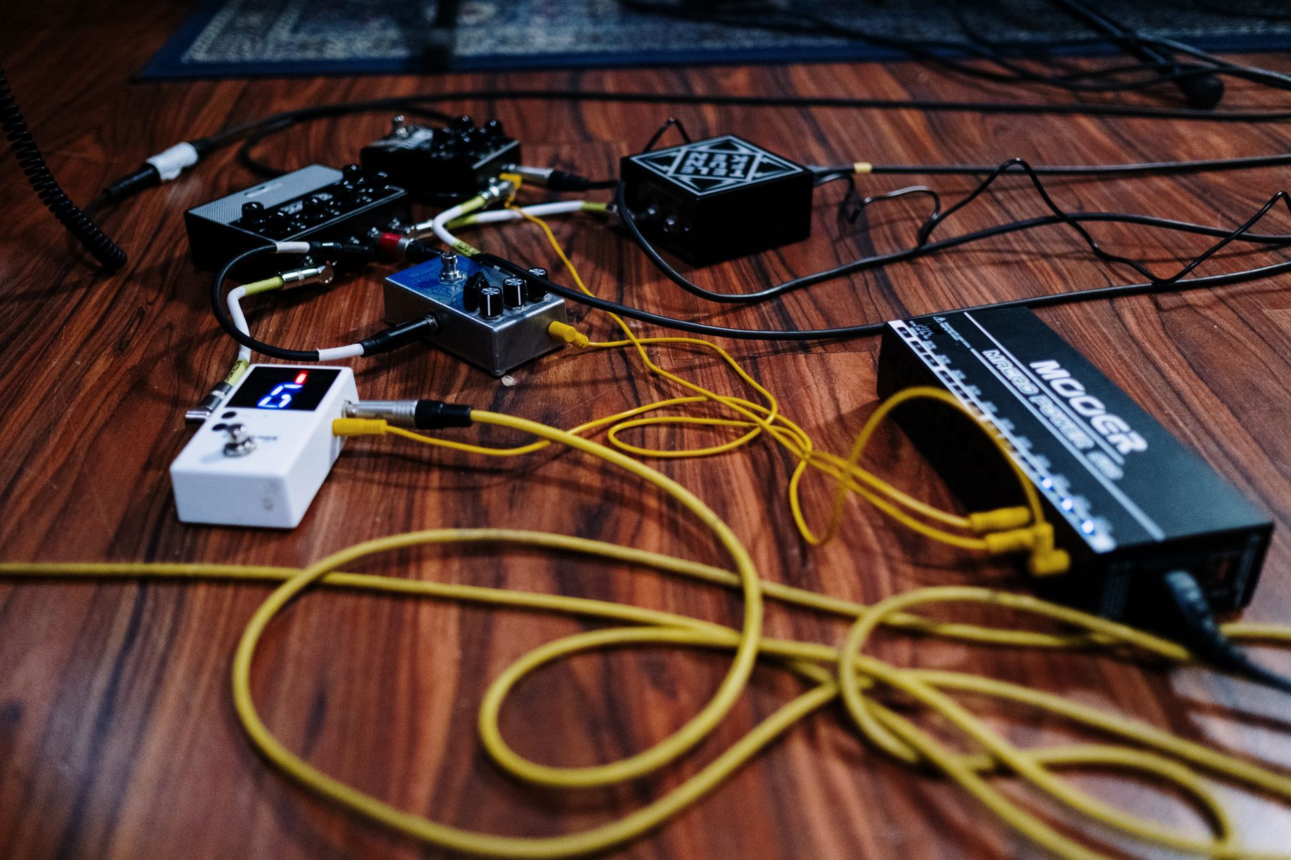 pedal chain cables floor (Photo: cottonbro studio / Pexels)