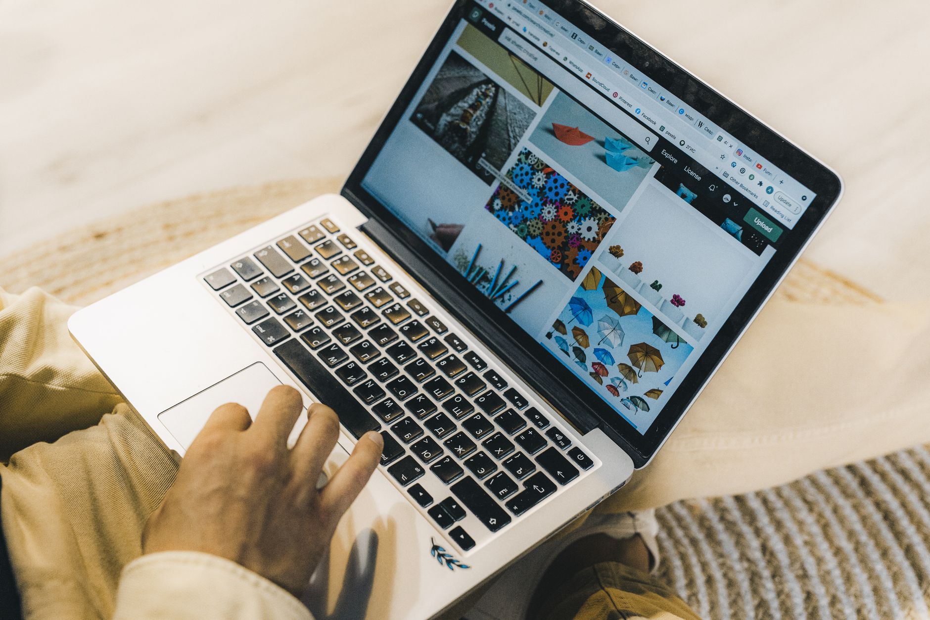 search bar laptop screen (Photo: SHVETS production / Pexels)