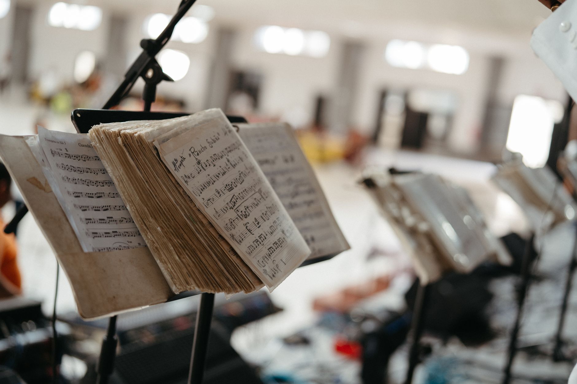 setlist notes stage floor (Photo: Dolores Reyes / Pexels)