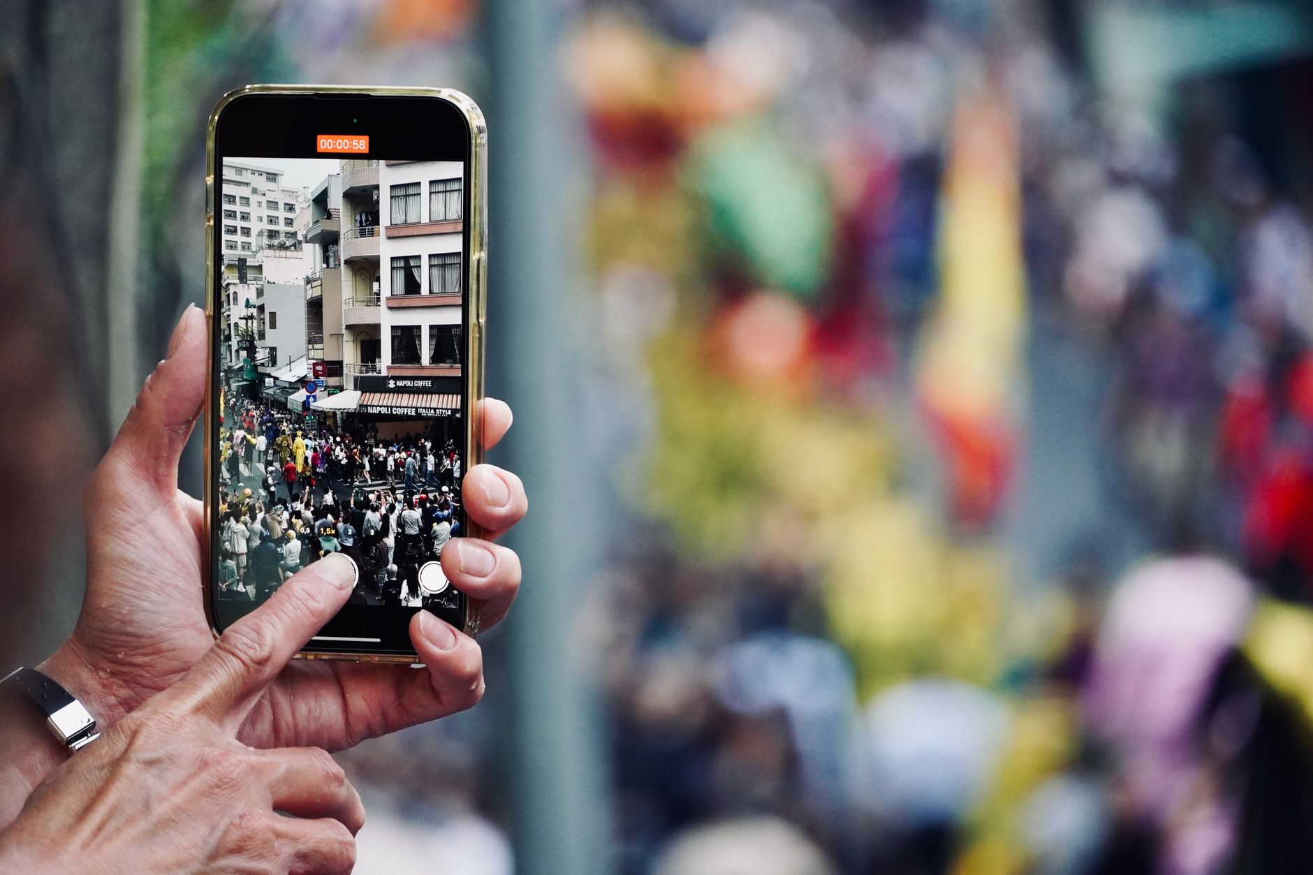 phone social media festival (Photo: Tuan Vy / Pexels)